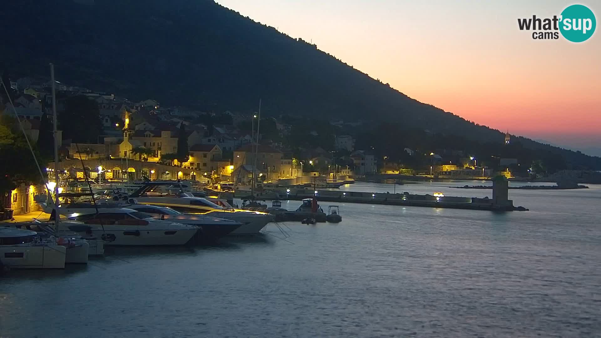 Web kamera Bol – Centar mjesta i marina | Pogled uživo