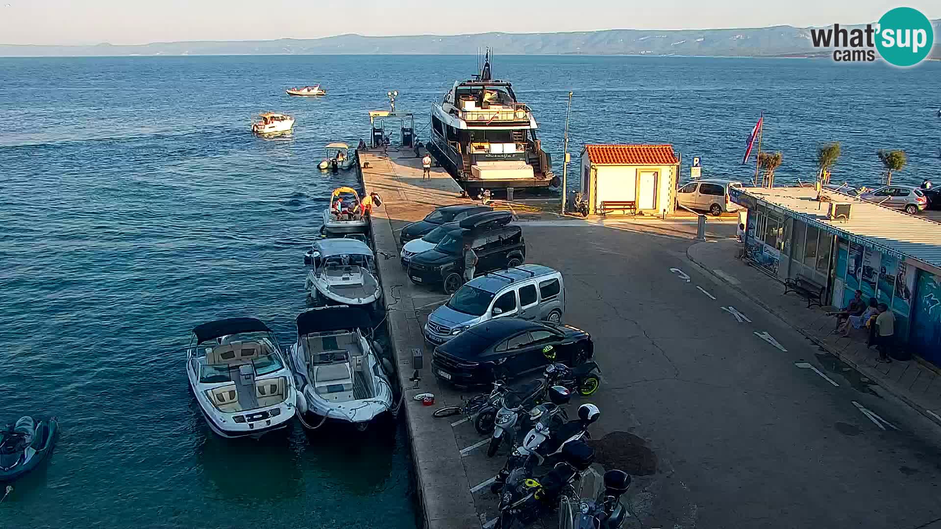 Webcam Bol Centro e Marina – Vista live dal porto di Bol