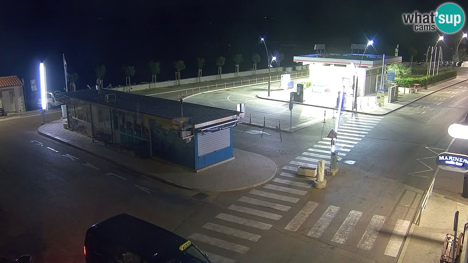 Spletna kamera Bol – Center mesta in marina v živo