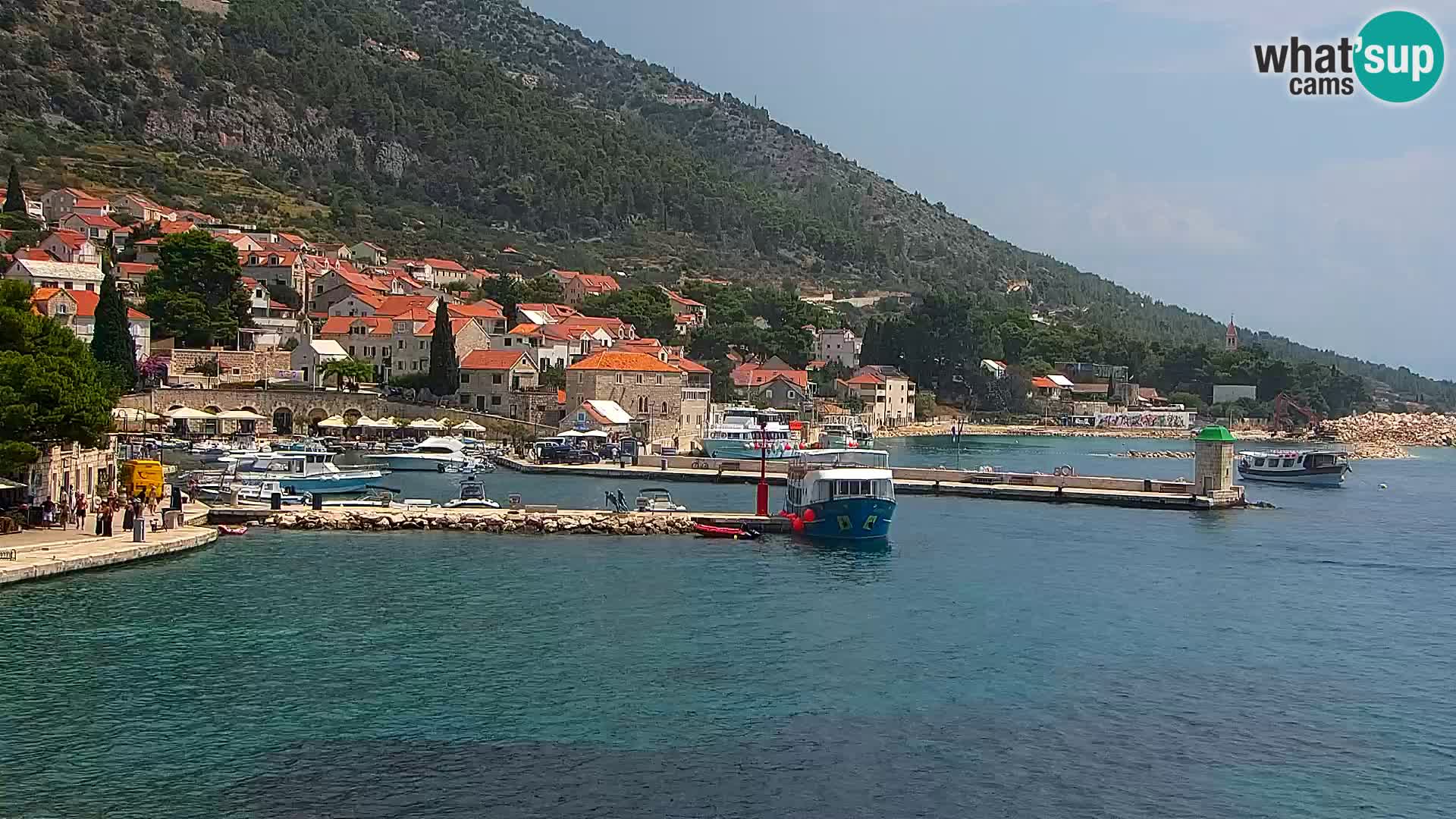 Web kamera Bol – Centar mjesta i marina | Pogled uživo