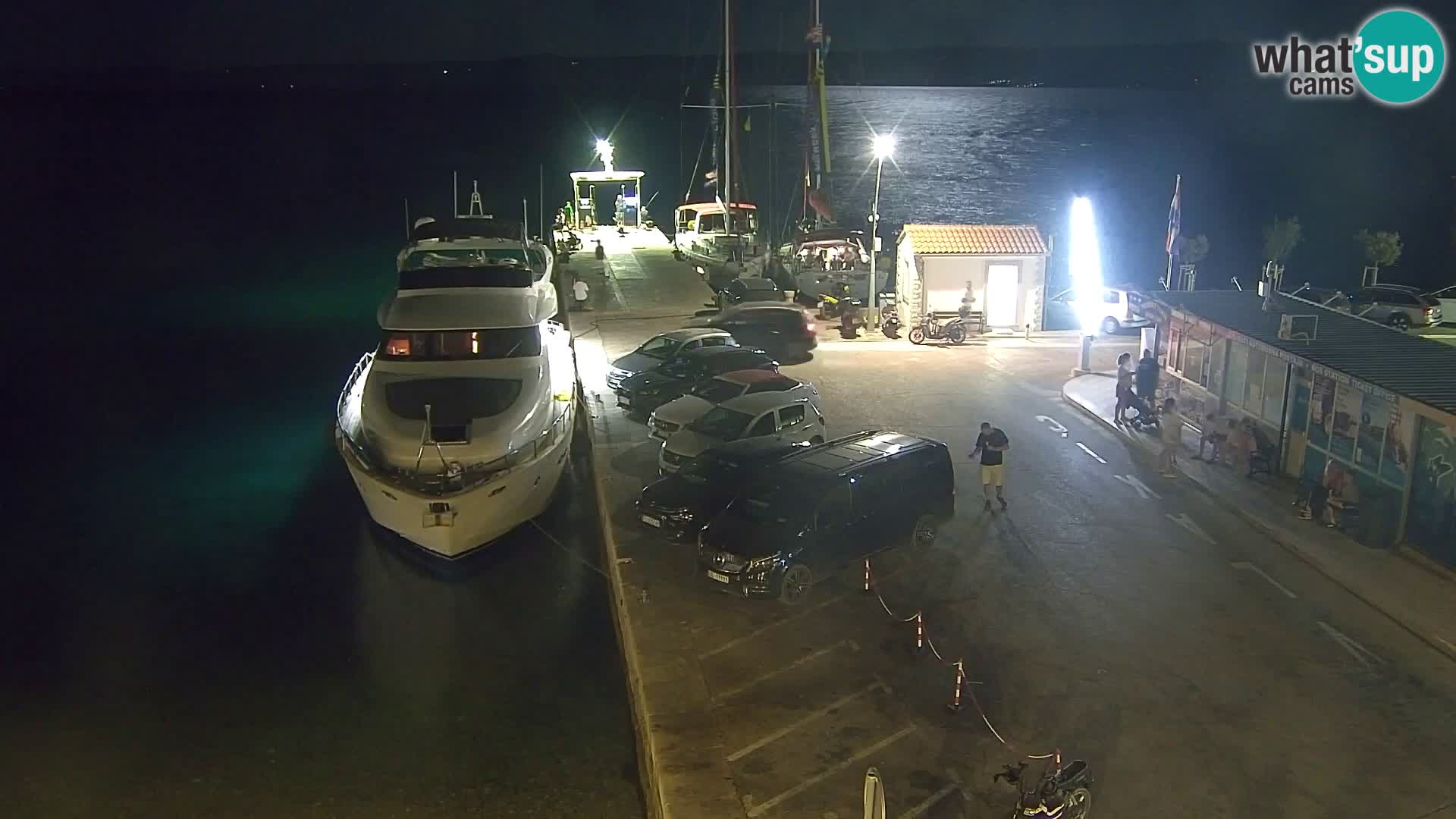 Spletna kamera Bol – Center mesta in marina v živo