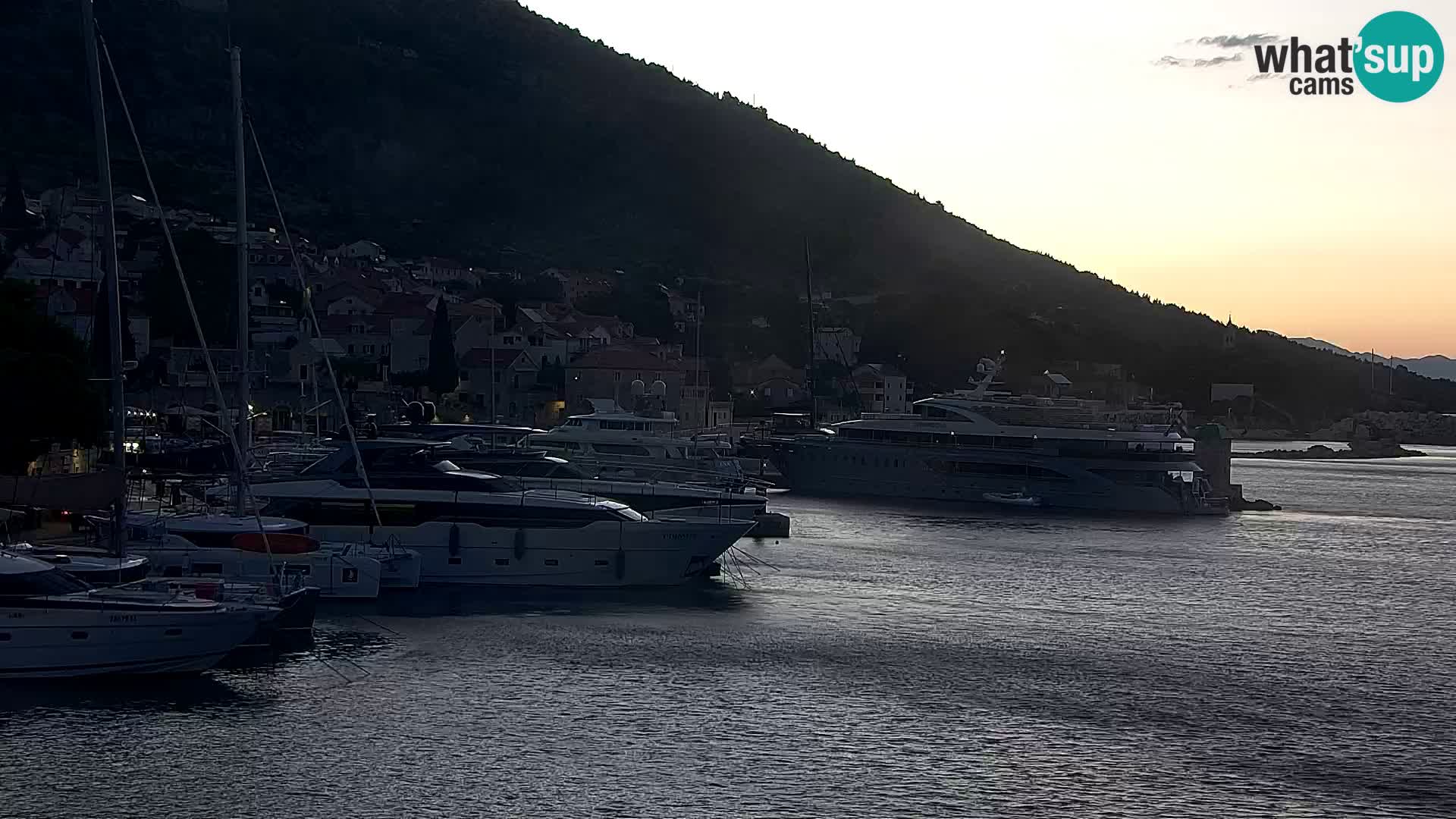 Webcam Bol Centro e Marina – Vista live dal porto di Bol
