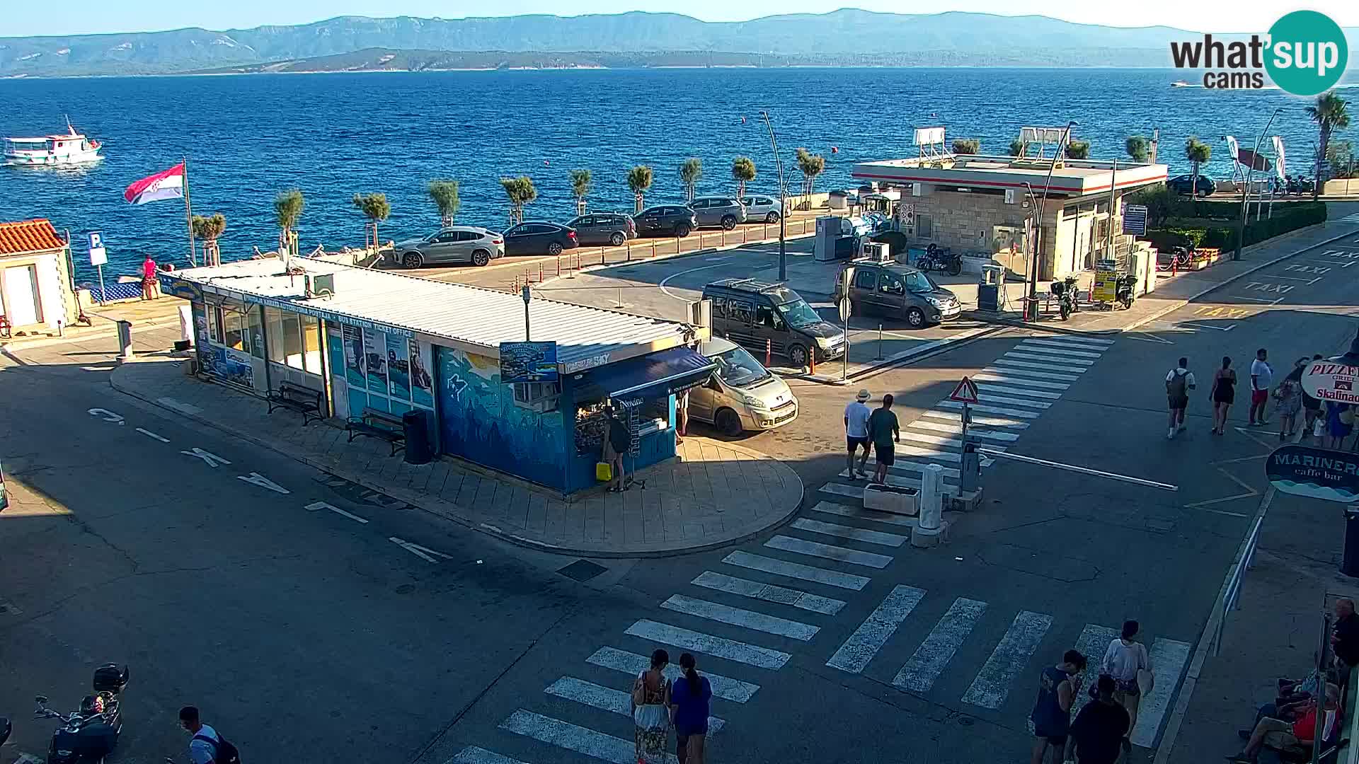 Spletna kamera Bol – Center mesta in marina v živo