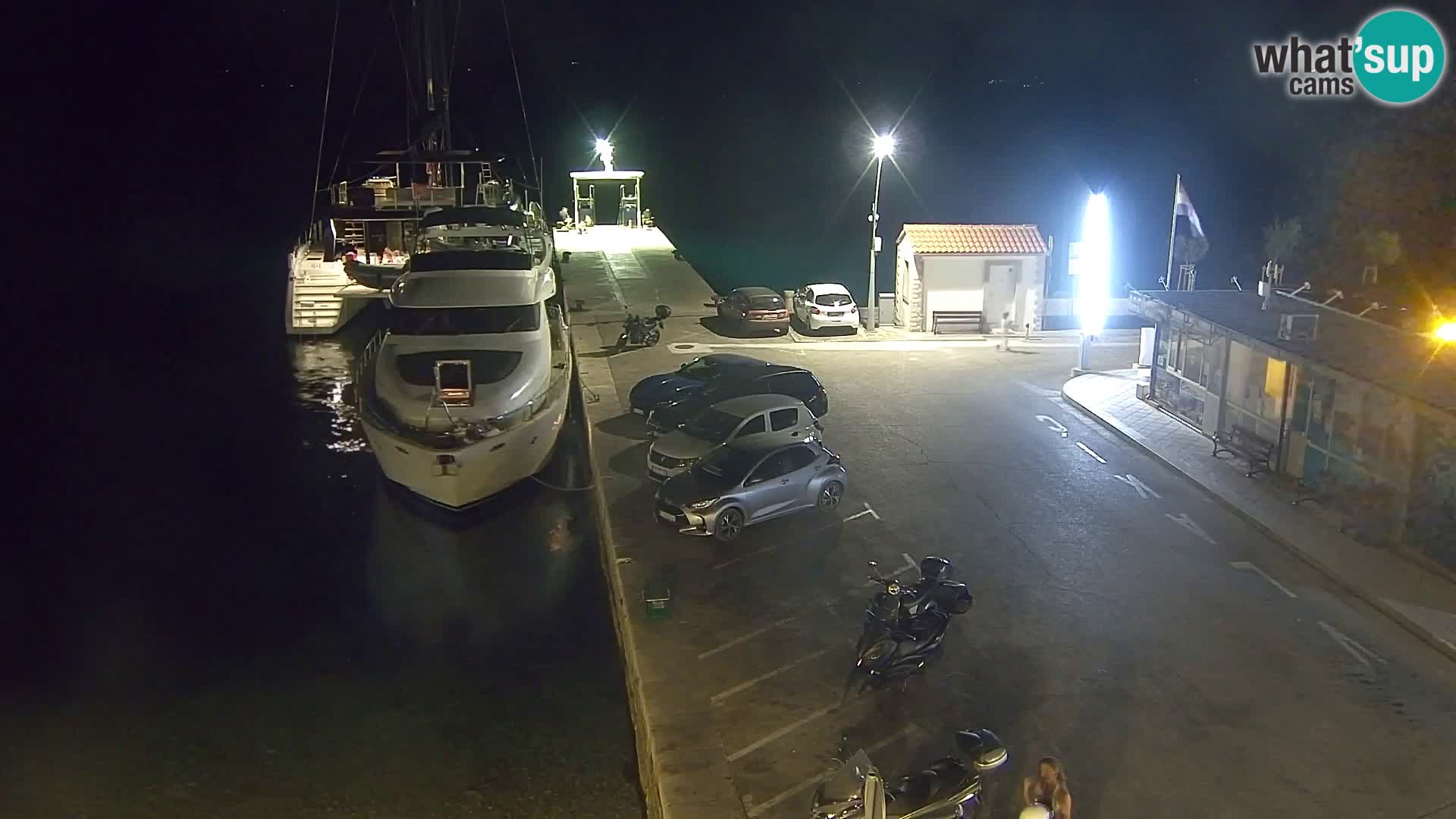 Spletna kamera Bol – Center mesta in marina v živo