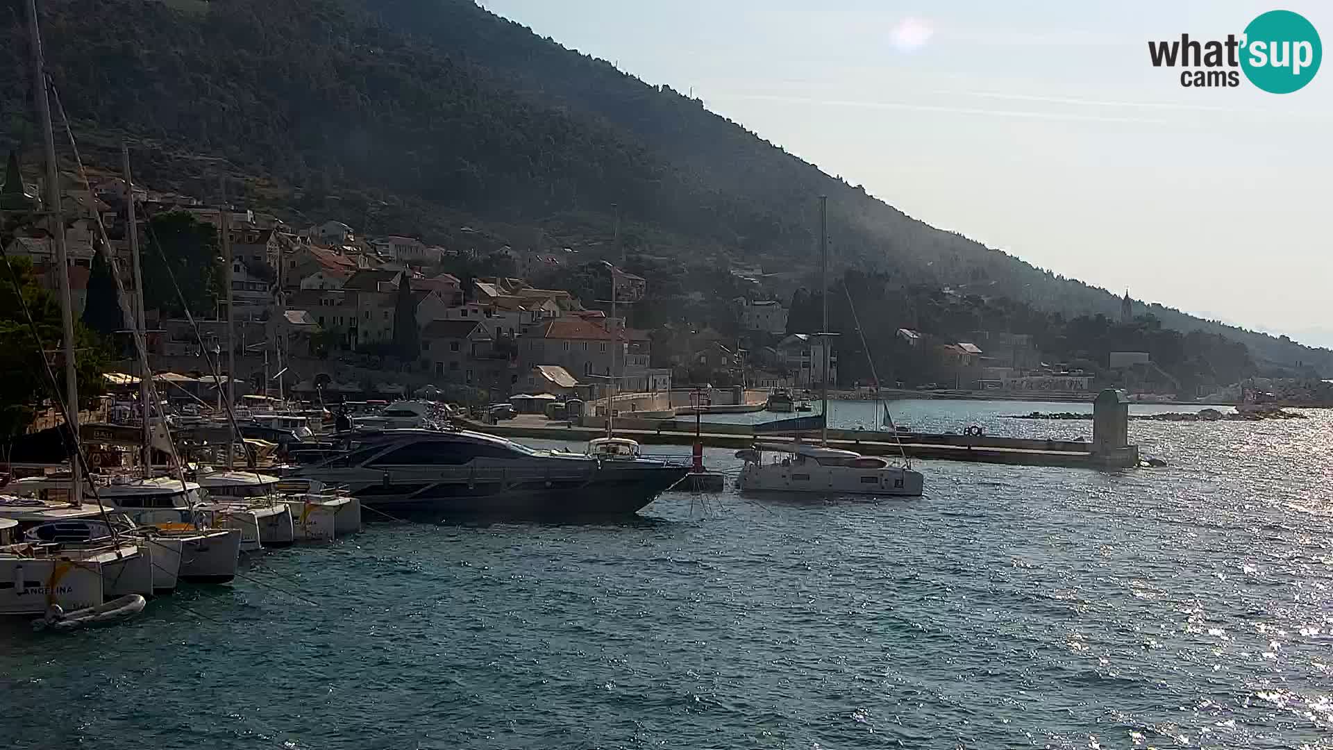 Webcam Bol Centro e Marina – Vista live dal porto di Bol