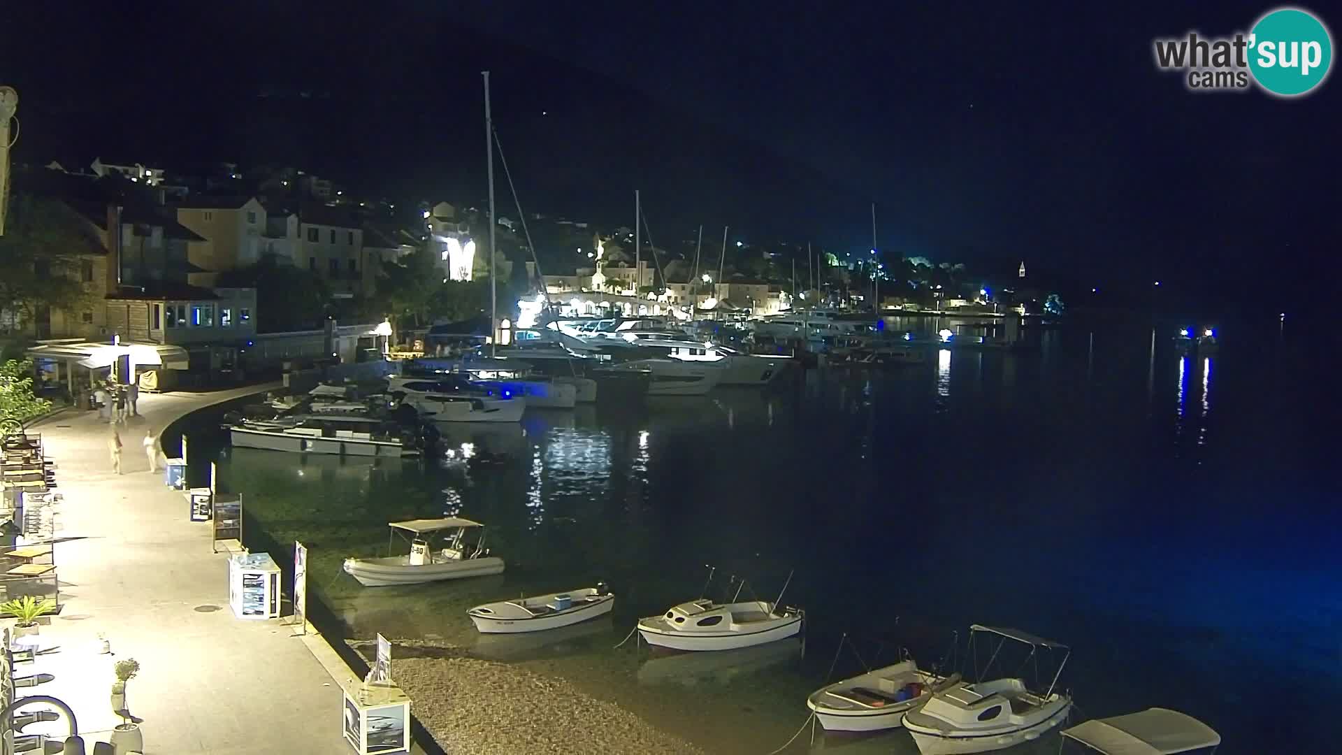Spletna kamera Bol – Center mesta in marina v živo