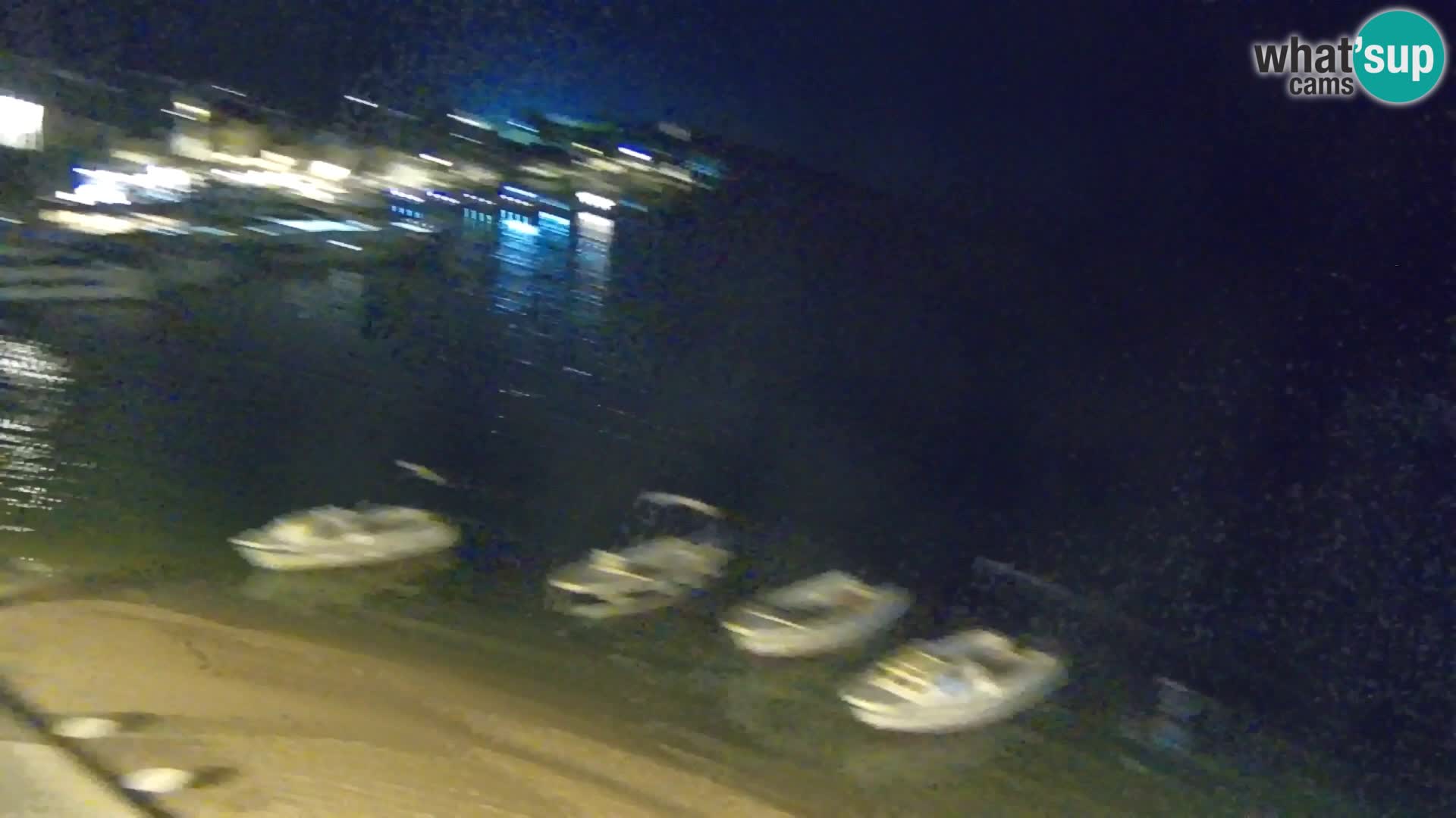 Spletna kamera Bol – Center mesta in marina v živo