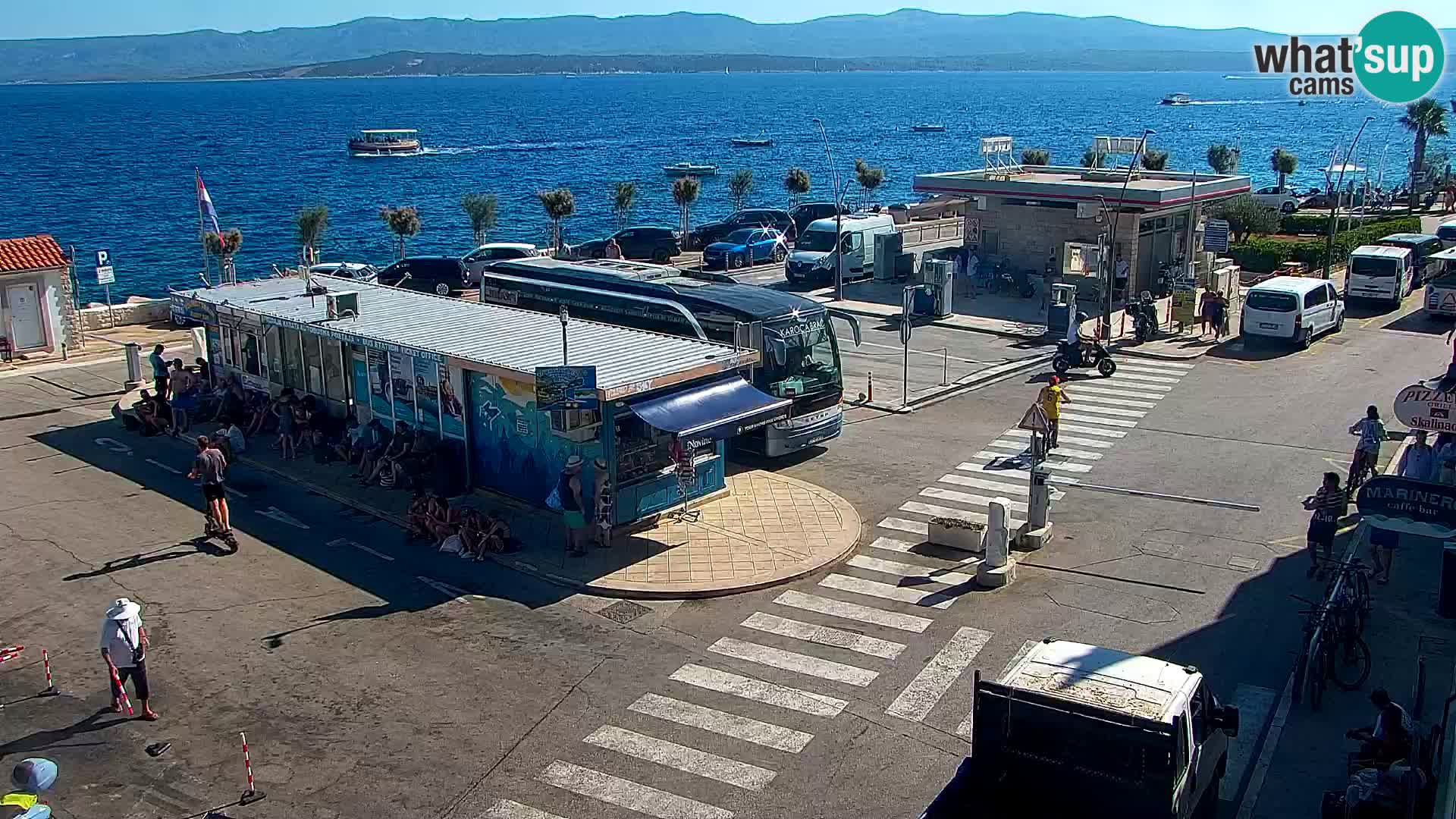 Spletna kamera Bol – Center mesta in marina v živo
