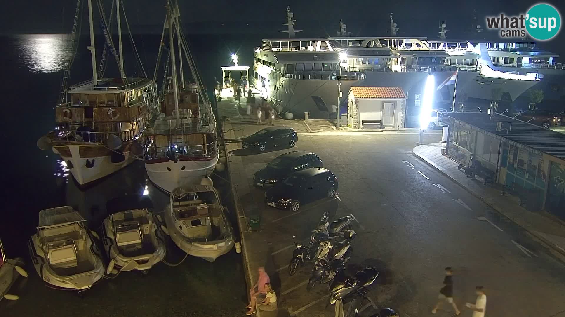 Spletna kamera Bol – Center mesta in marina v živo