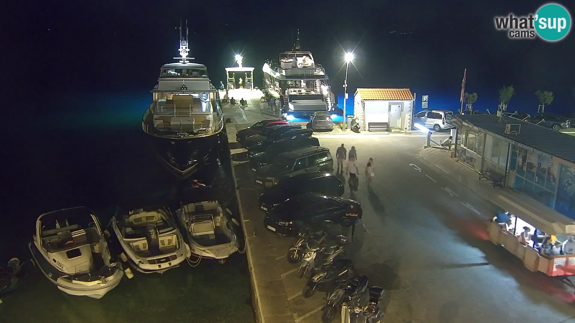 Spletna kamera Bol – Center mesta in marina v živo