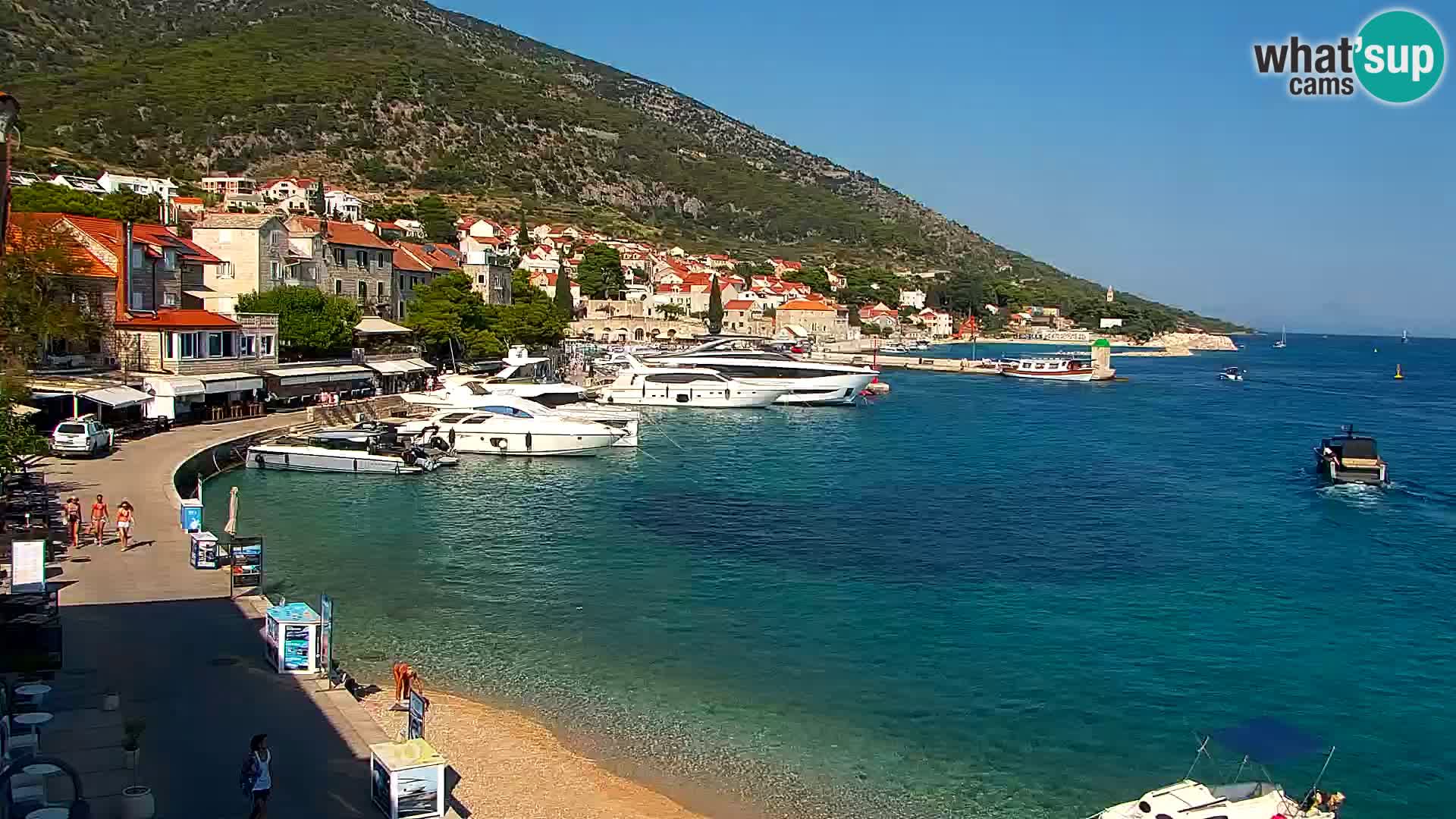 Spletna kamera Bol – Center mesta in marina v živo