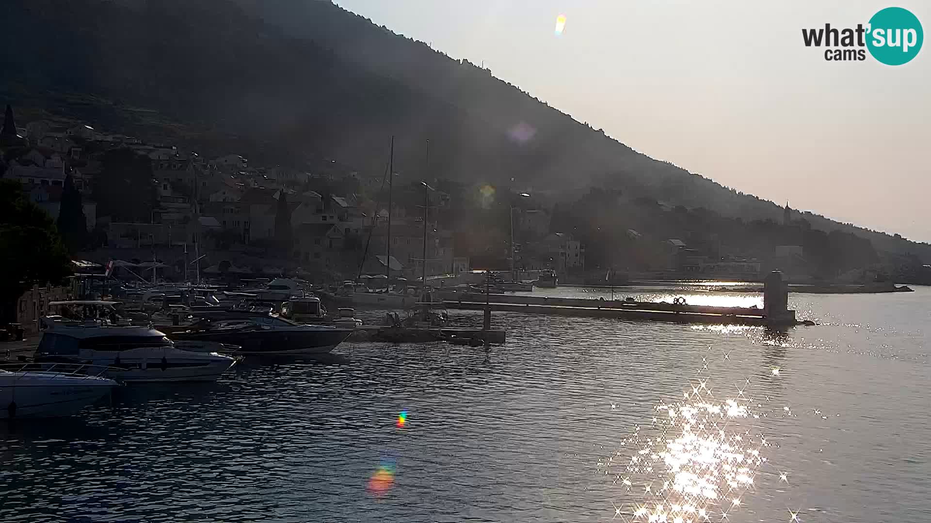 Web kamera Bol – Centar mjesta i marina | Pogled uživo