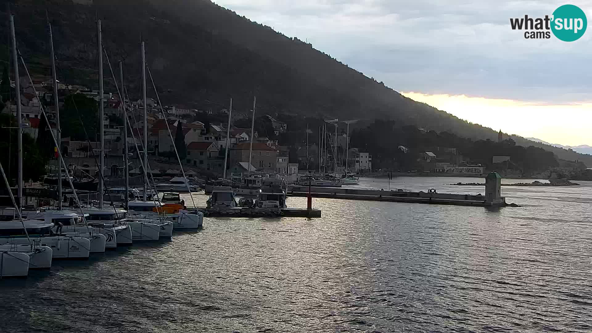 Web kamera Bol – Centar mjesta i marina | Pogled uživo