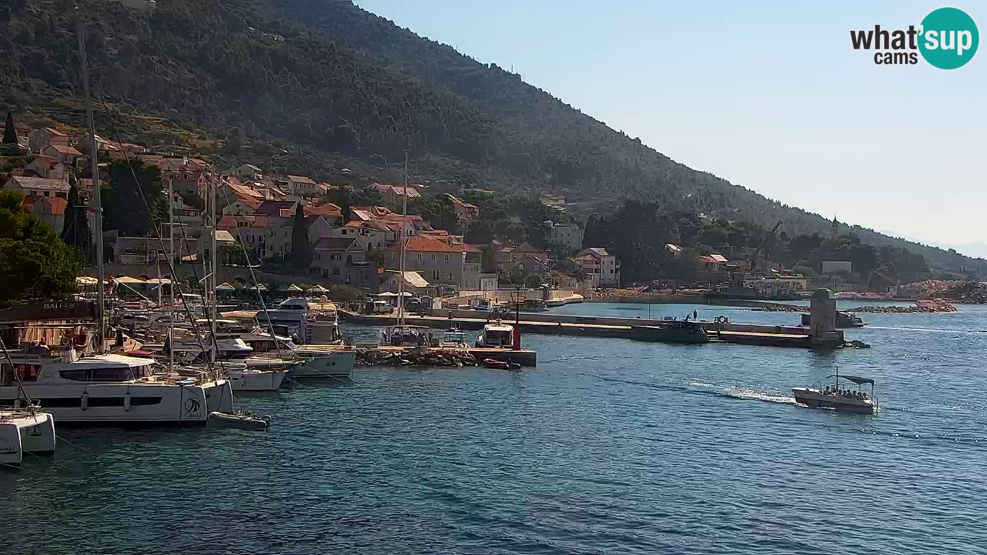 Web kamera Bol – Centar mjesta i marina | Pogled uživo