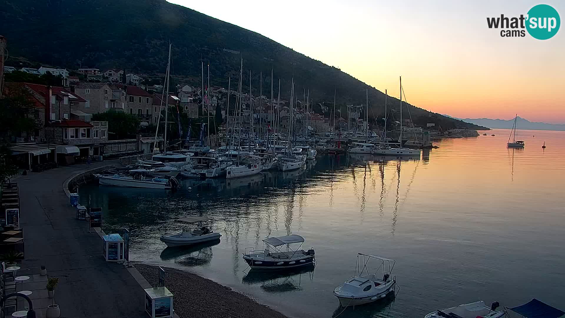 Web kamera Bol – Centar mjesta i marina | Pogled uživo