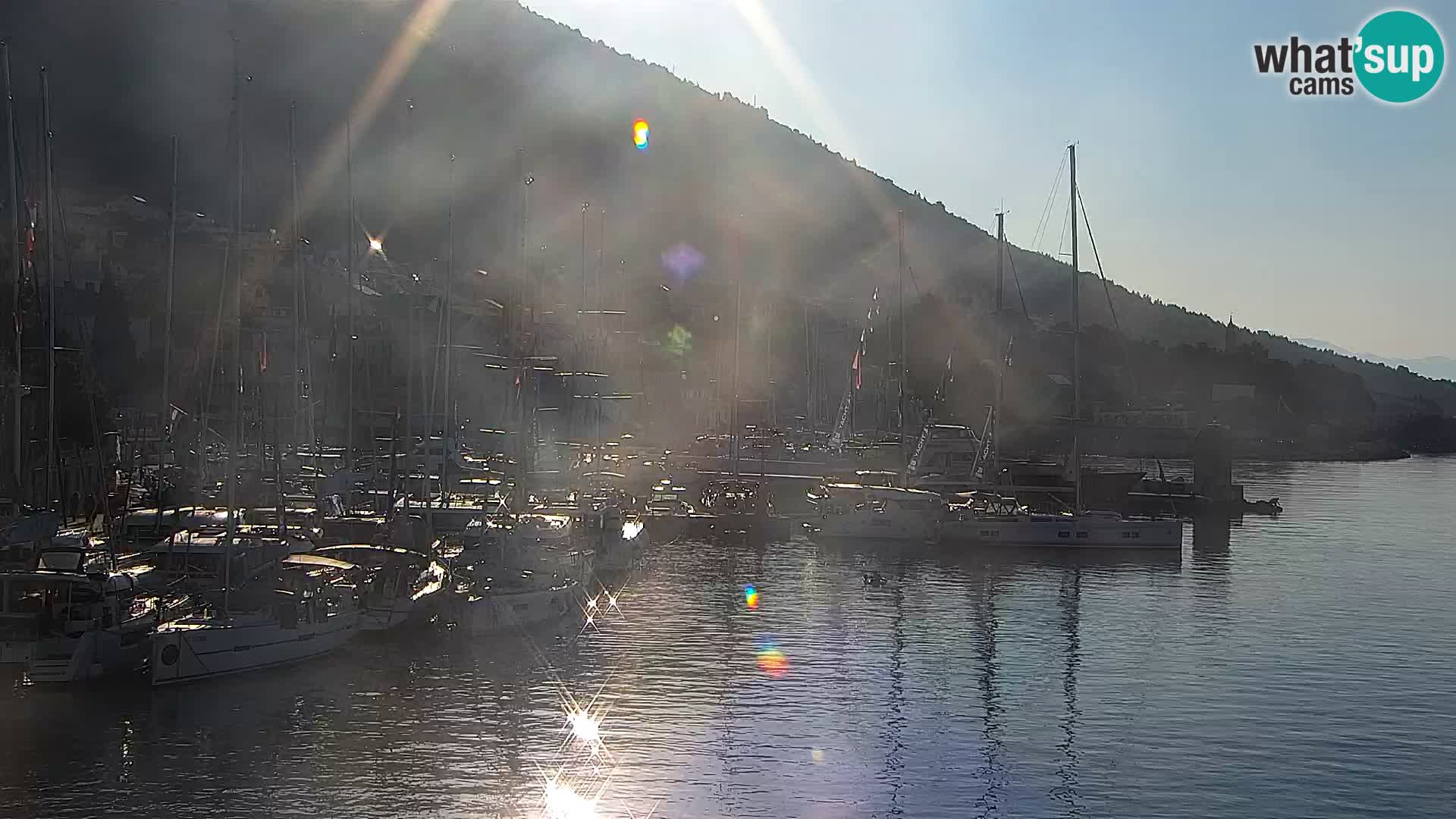 Web kamera Bol – Centar mjesta i marina | Pogled uživo