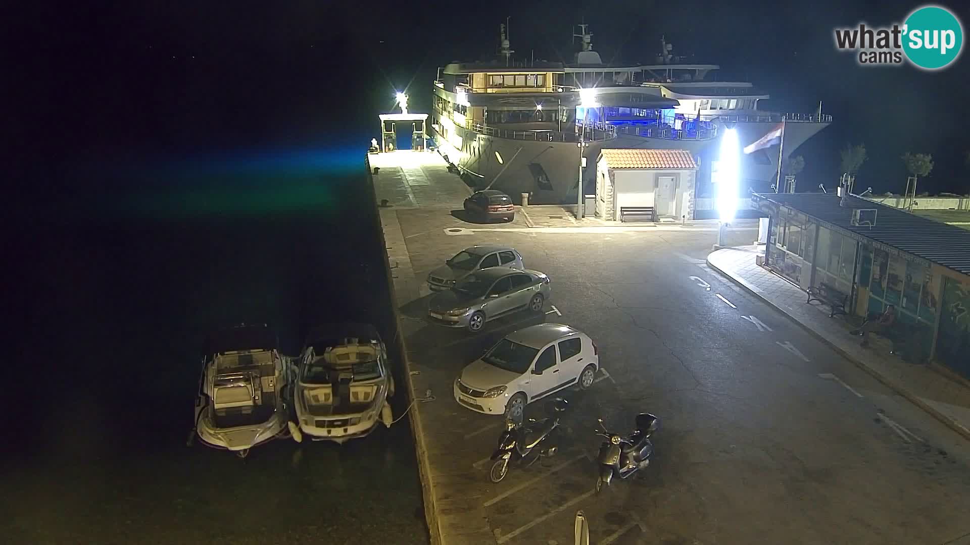 Spletna kamera Bol – Center mesta in marina v živo