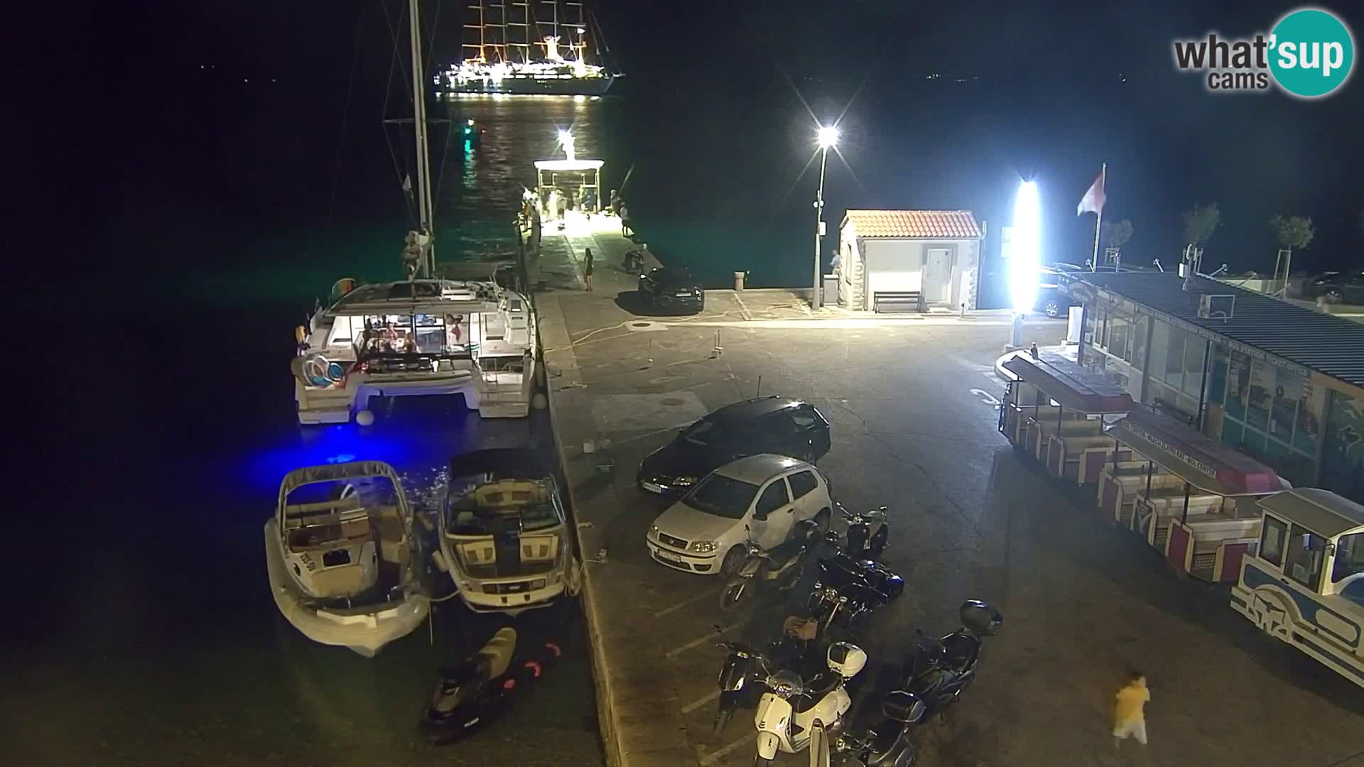 Spletna kamera Bol – Center mesta in marina v živo