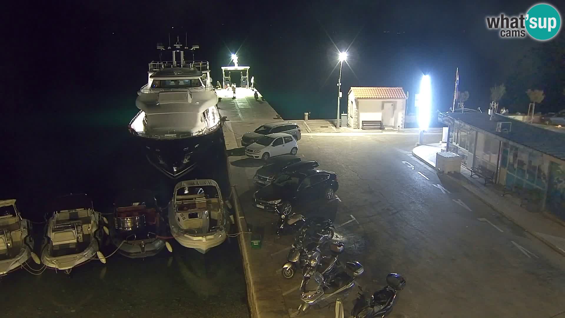 Spletna kamera Bol – Center mesta in marina v živo