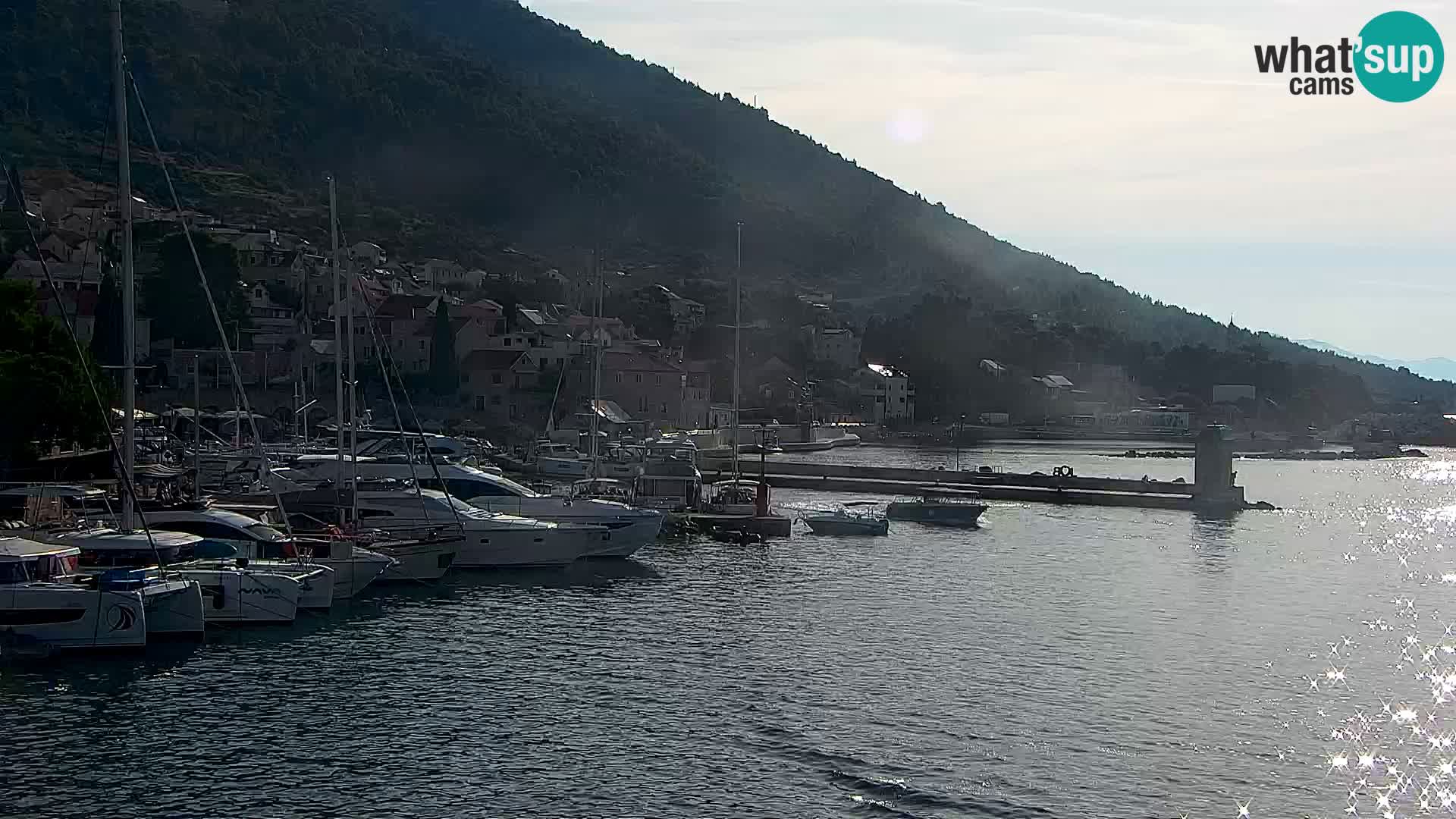 Web kamera Bol – Centar mjesta i marina | Pogled uživo
