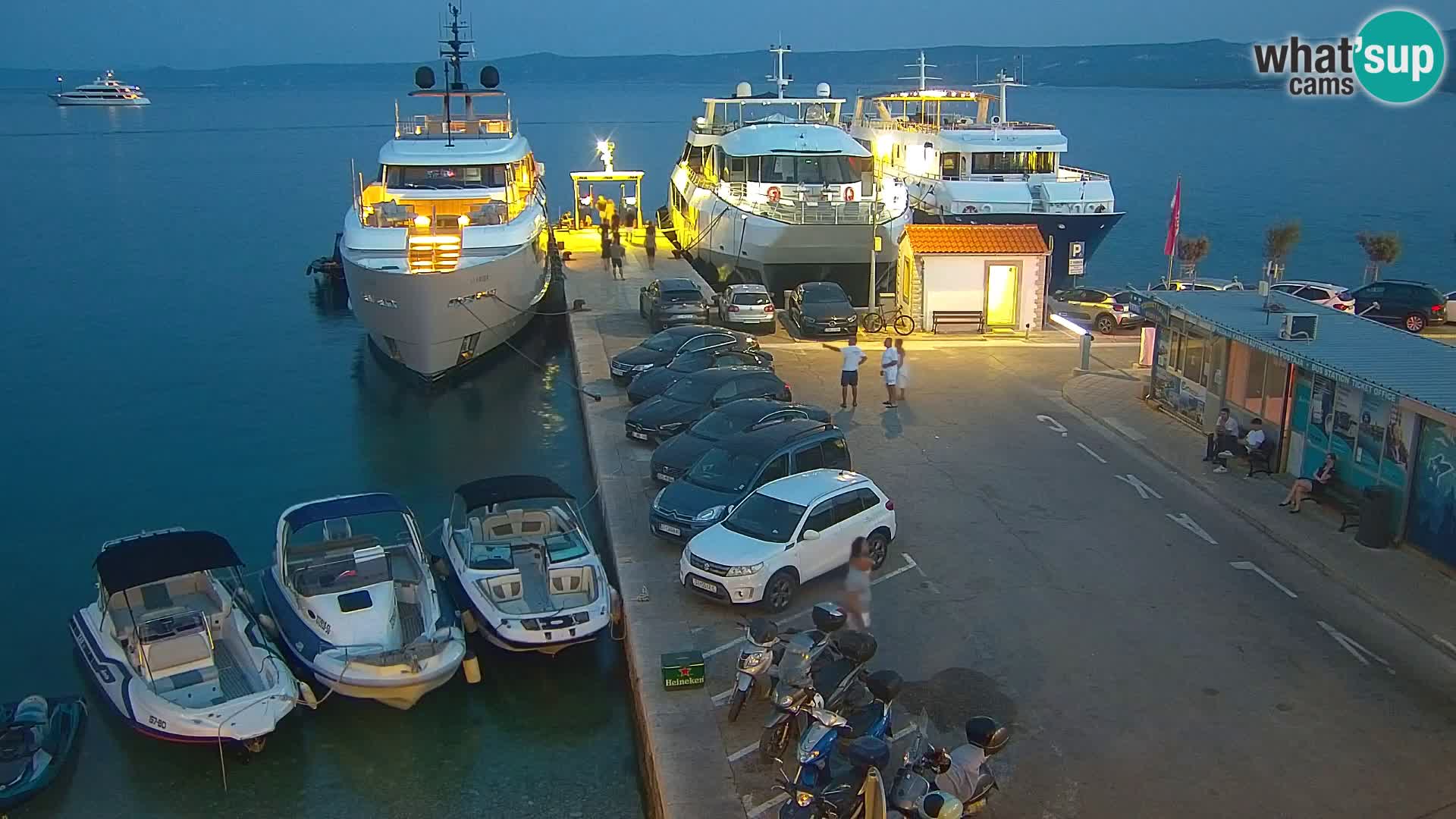Spletna kamera Bol – Center mesta in marina v živo