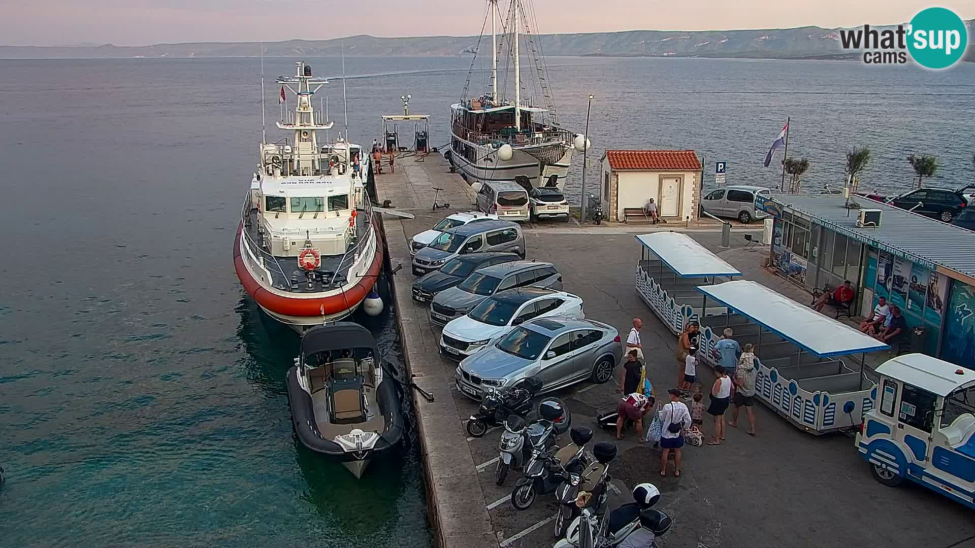 Web kamera Bol – Centar mjesta i marina | Pogled uživo