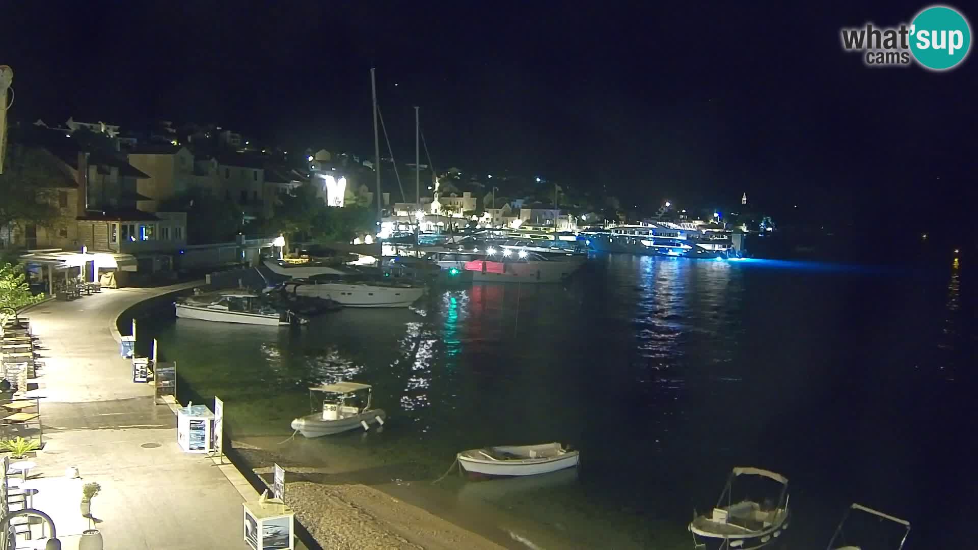Spletna kamera Bol – Center mesta in marina v živo