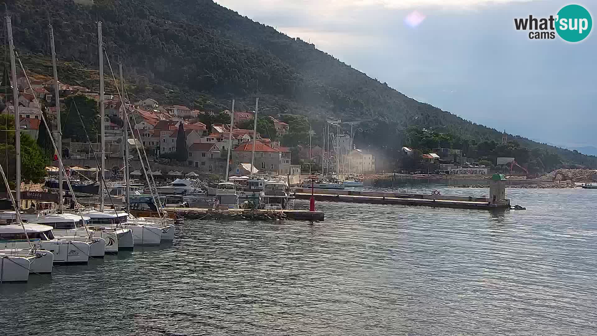 Webcam Bol Centro e Marina – Vista live dal porto di Bol