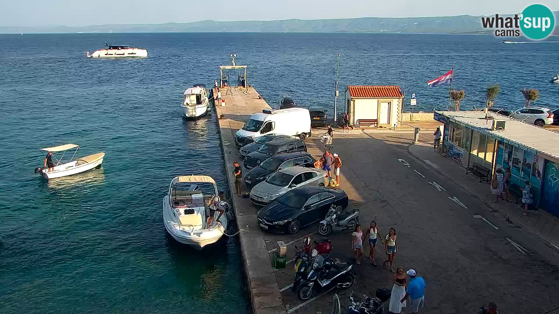 Spletna kamera Bol – Center mesta in marina v živo