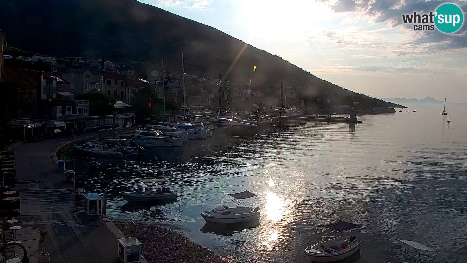 Web kamera Bol – Centar mjesta i marina | Pogled uživo