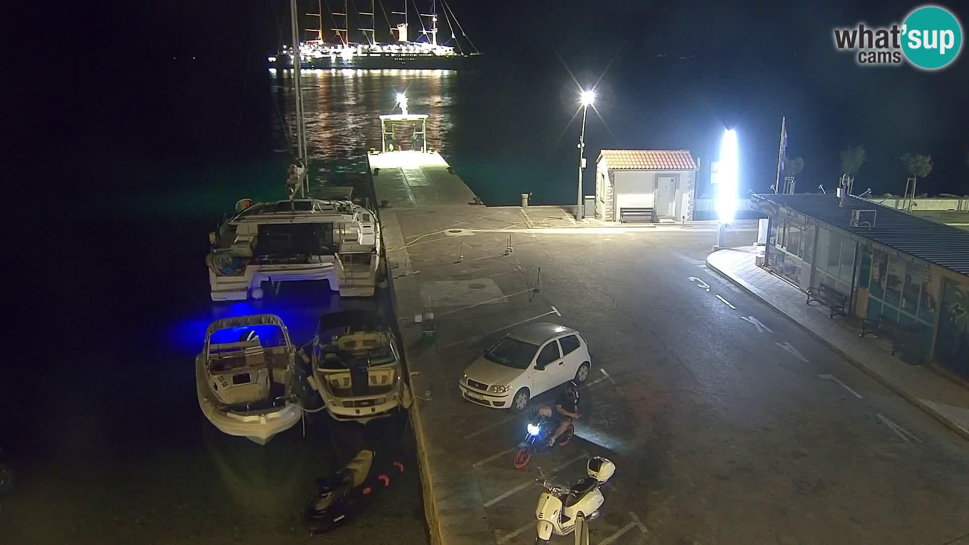 Web kamera Bol – Centar mjesta i marina | Pogled uživo