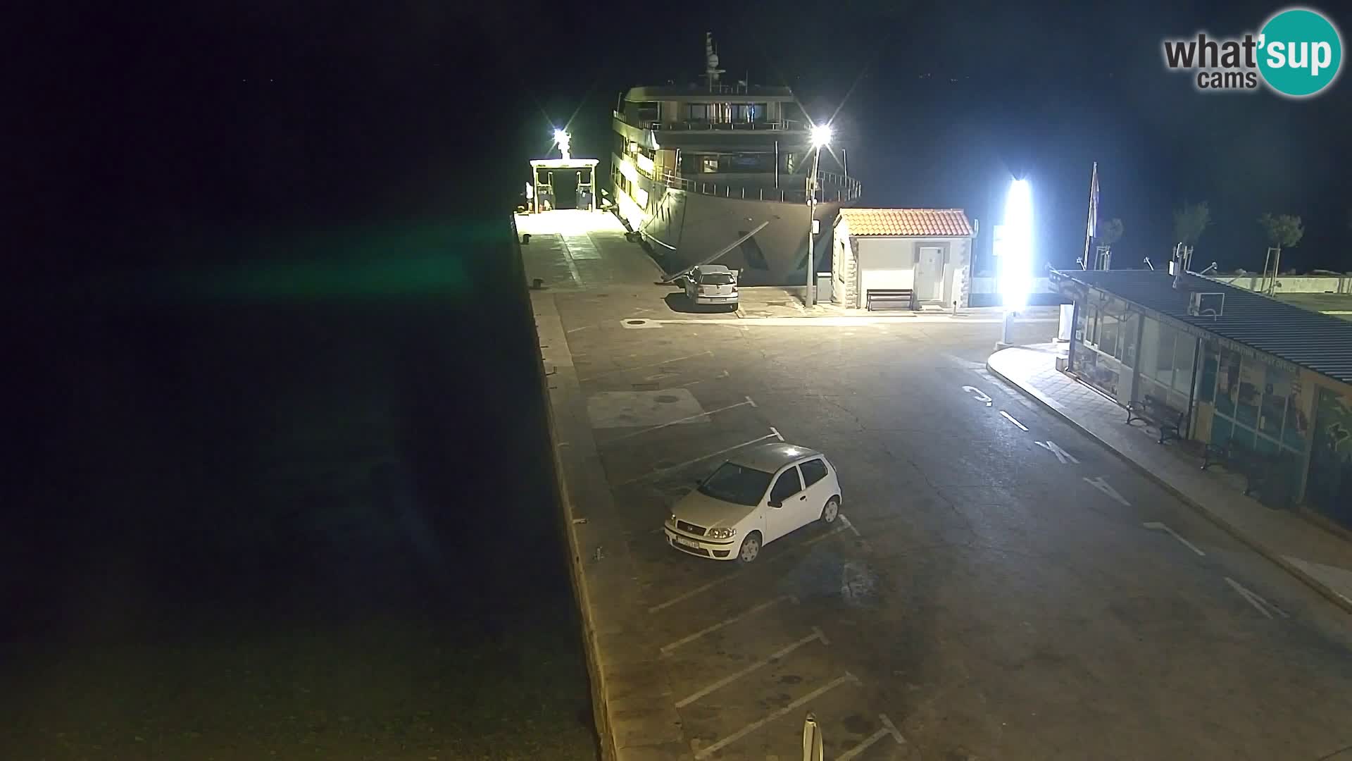 Spletna kamera Bol – Center mesta in marina v živo