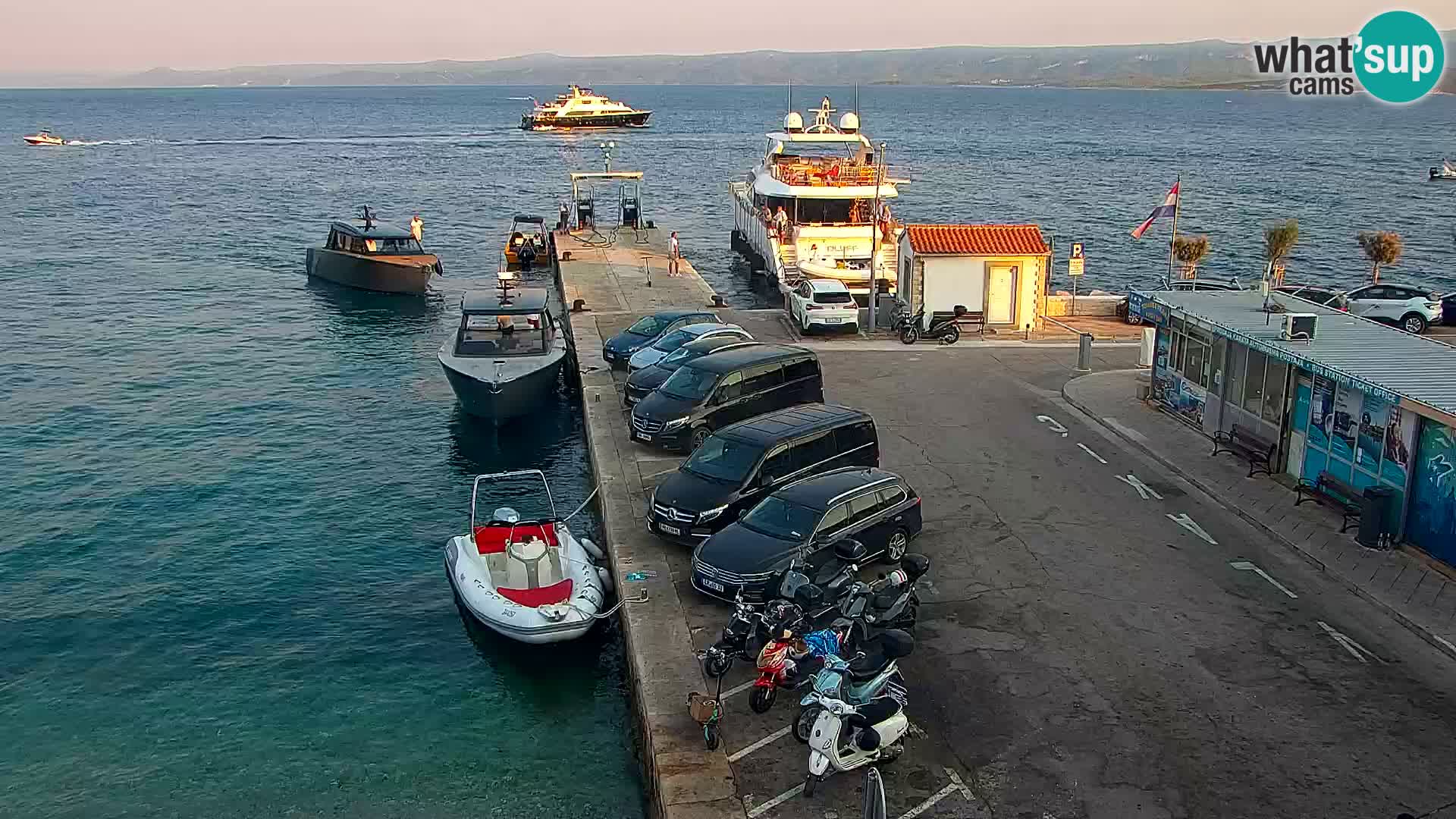 Web kamera Bol – Centar mjesta i marina | Pogled uživo