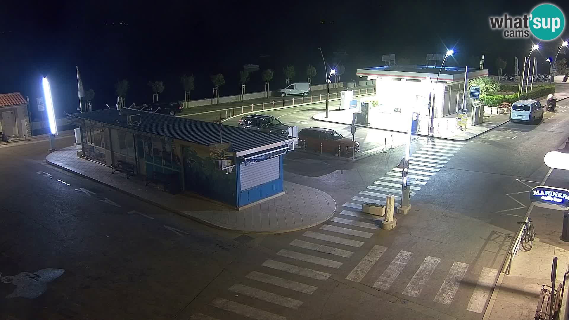 Spletna kamera Bol – Center mesta in marina v živo