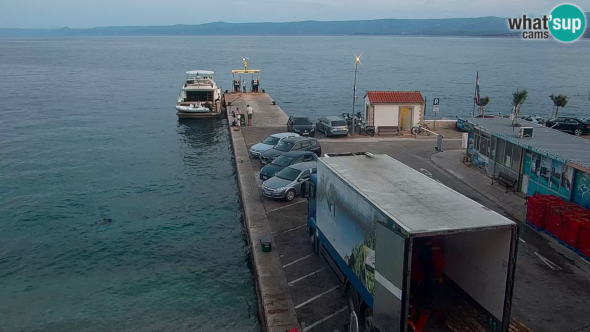 Spletna kamera Bol – Center mesta in marina v živo