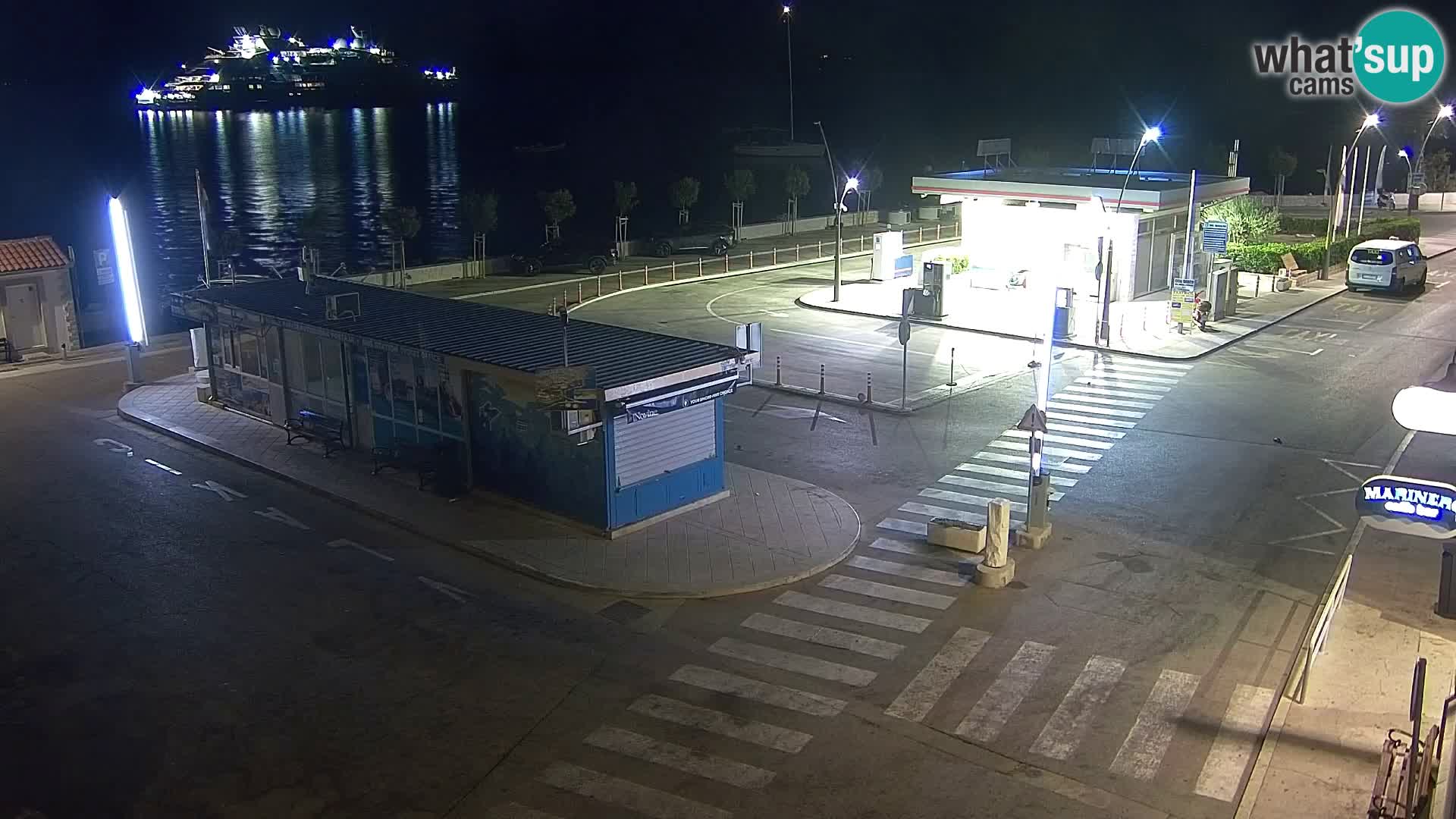Spletna kamera Bol – Center mesta in marina v živo