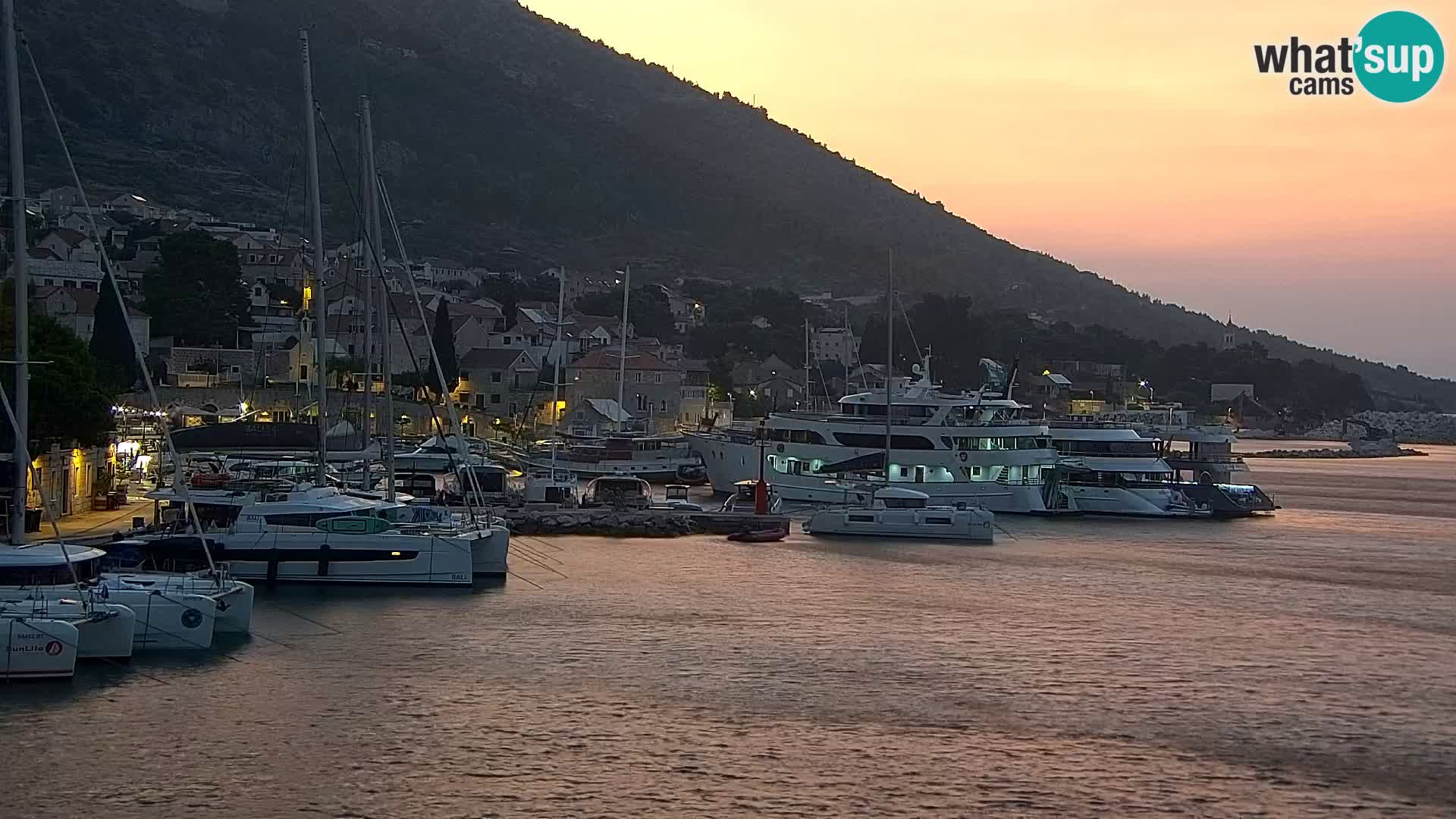 Spletna kamera Bol – Center mesta in marina v živo