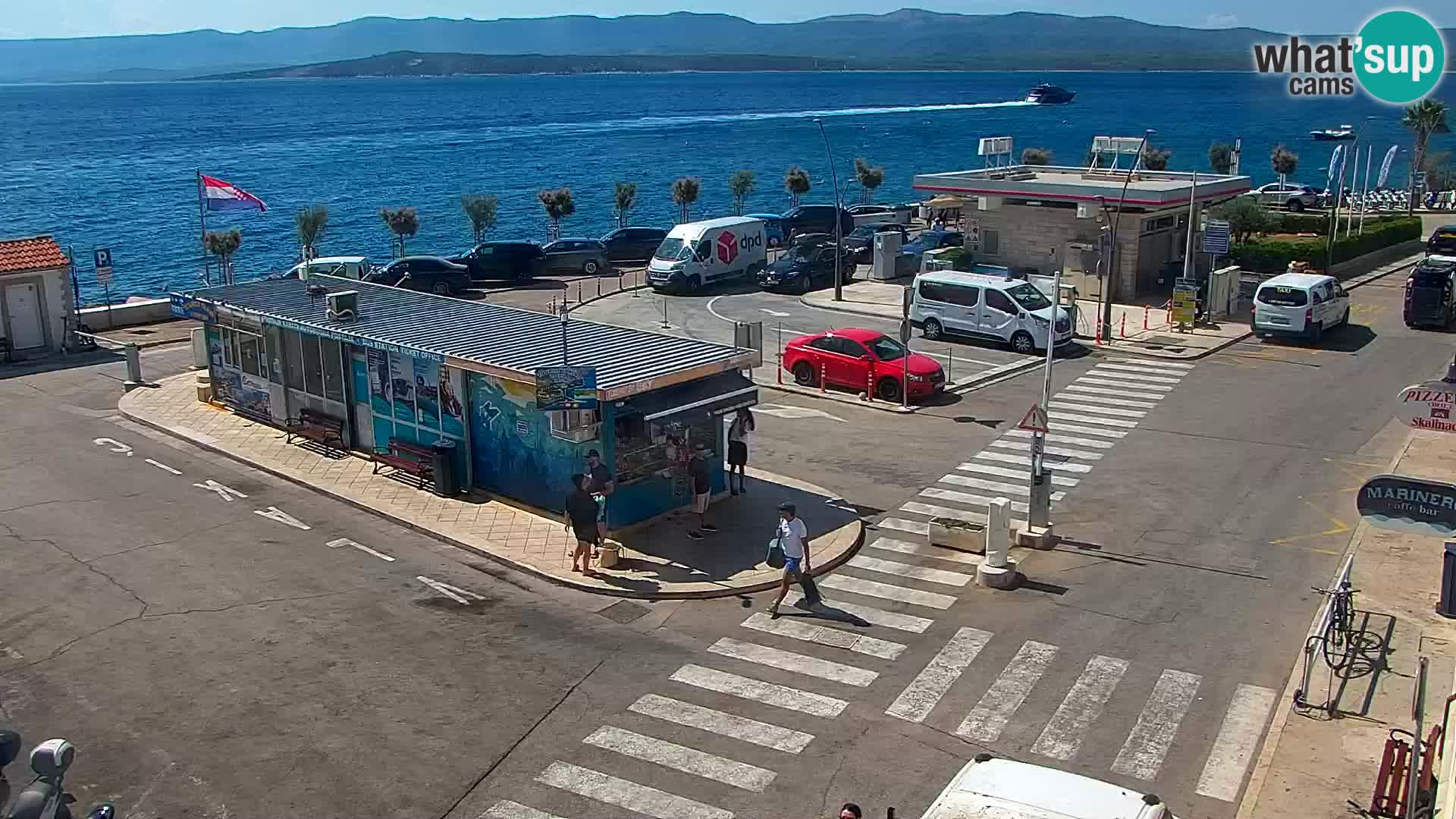 Spletna kamera Bol – Center mesta in marina v živo