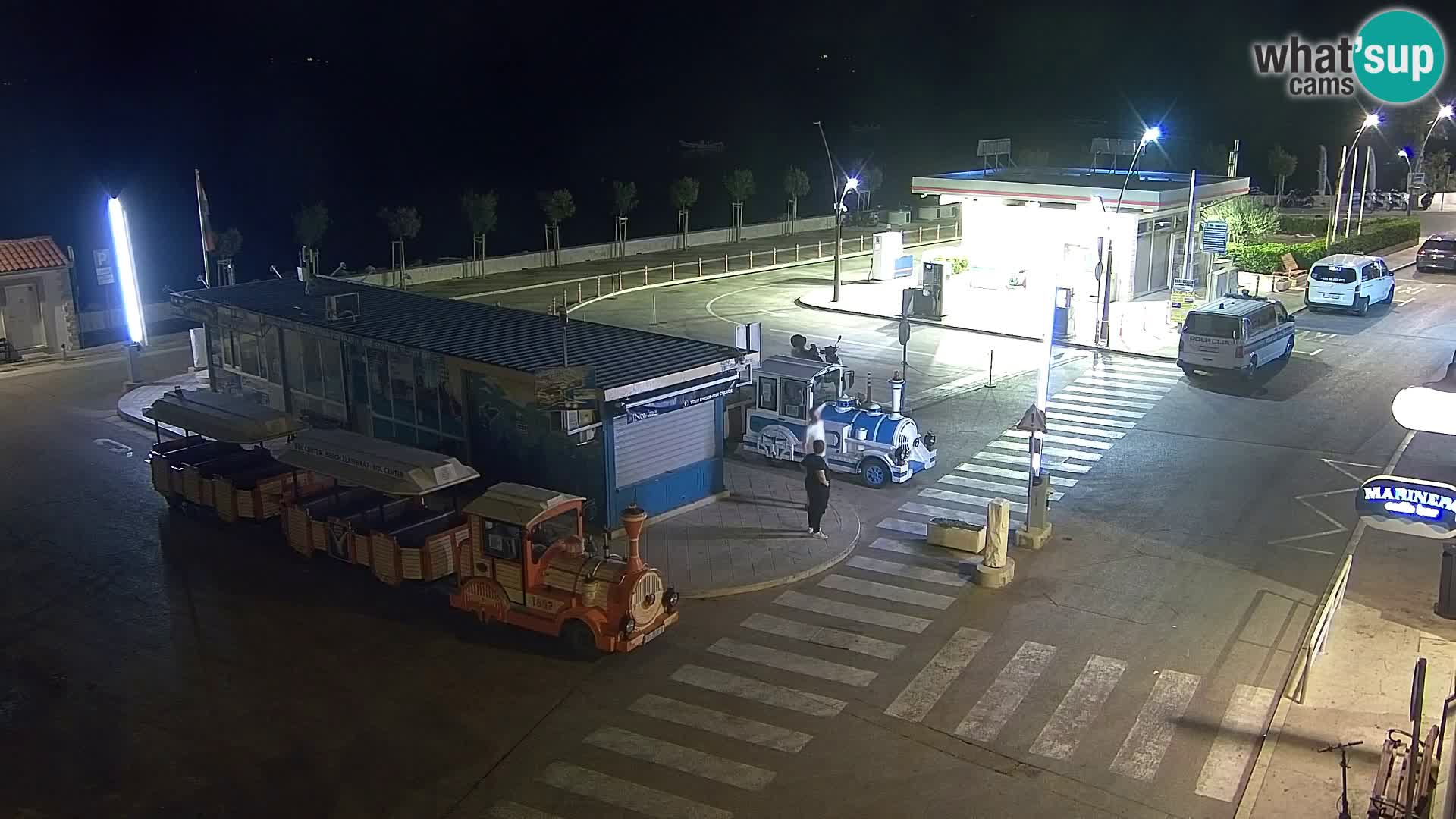 Spletna kamera Bol – Center mesta in marina v živo