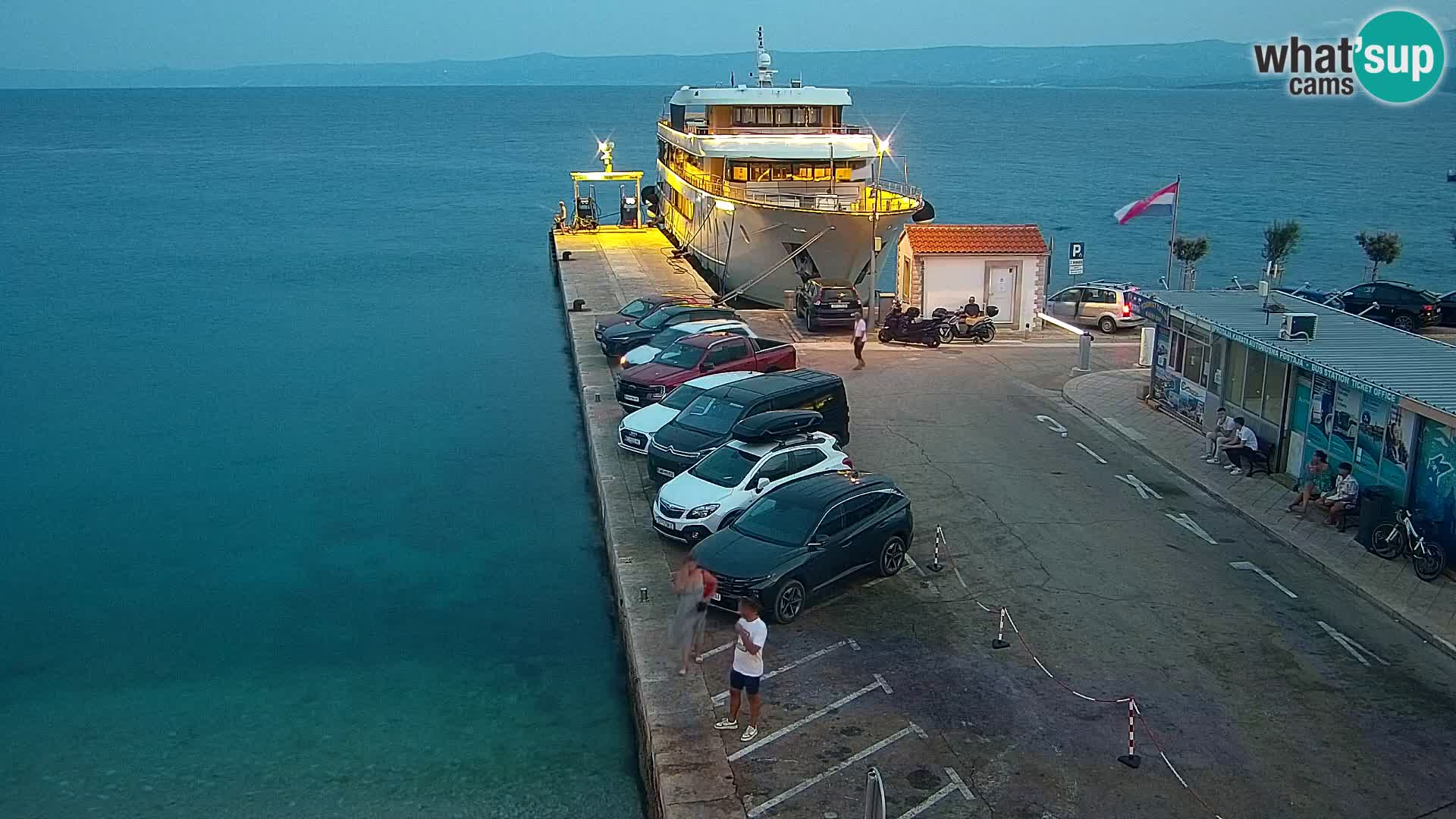 Spletna kamera Bol – Center mesta in marina v živo