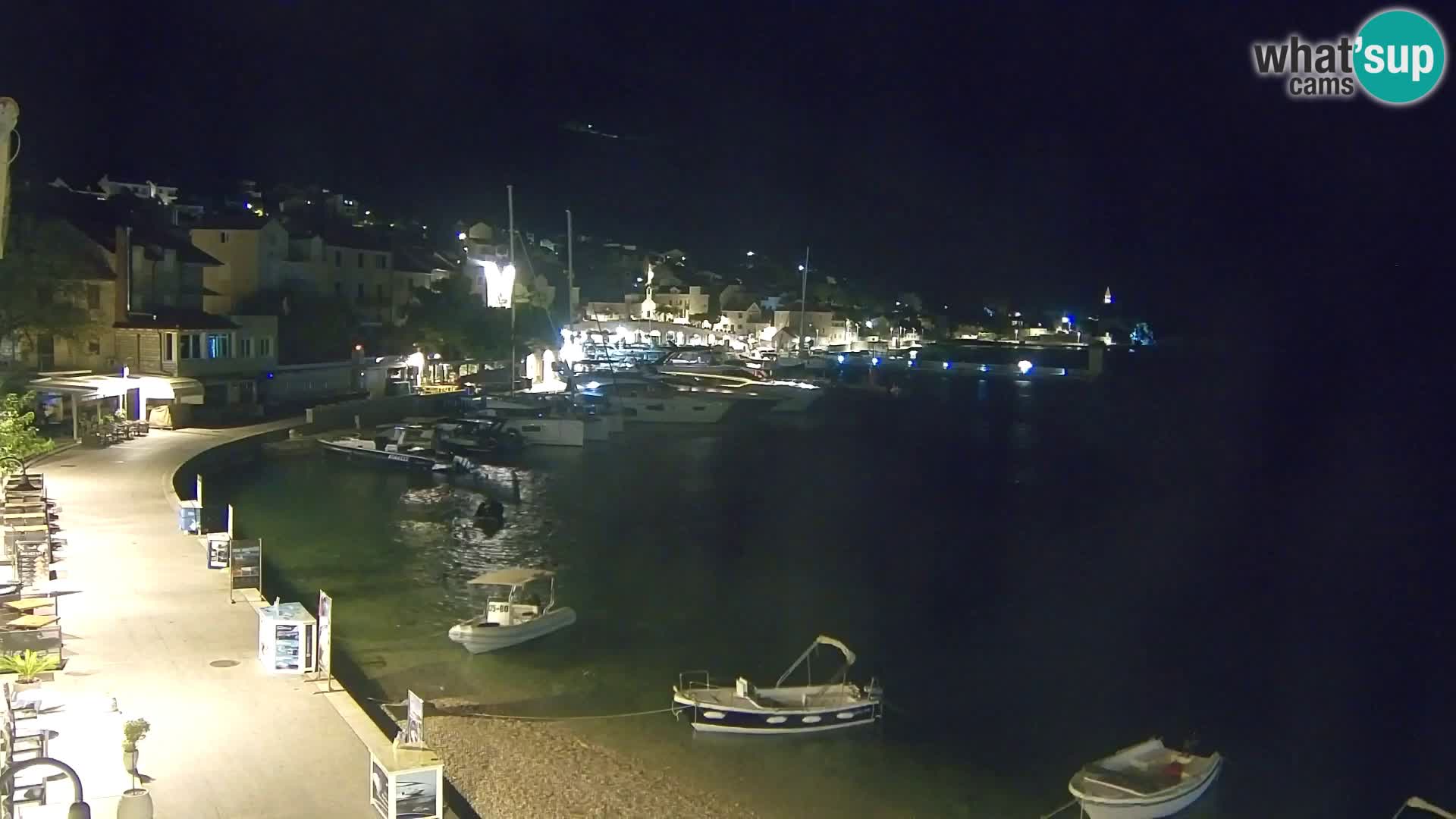 Spletna kamera Bol – Center mesta in marina v živo