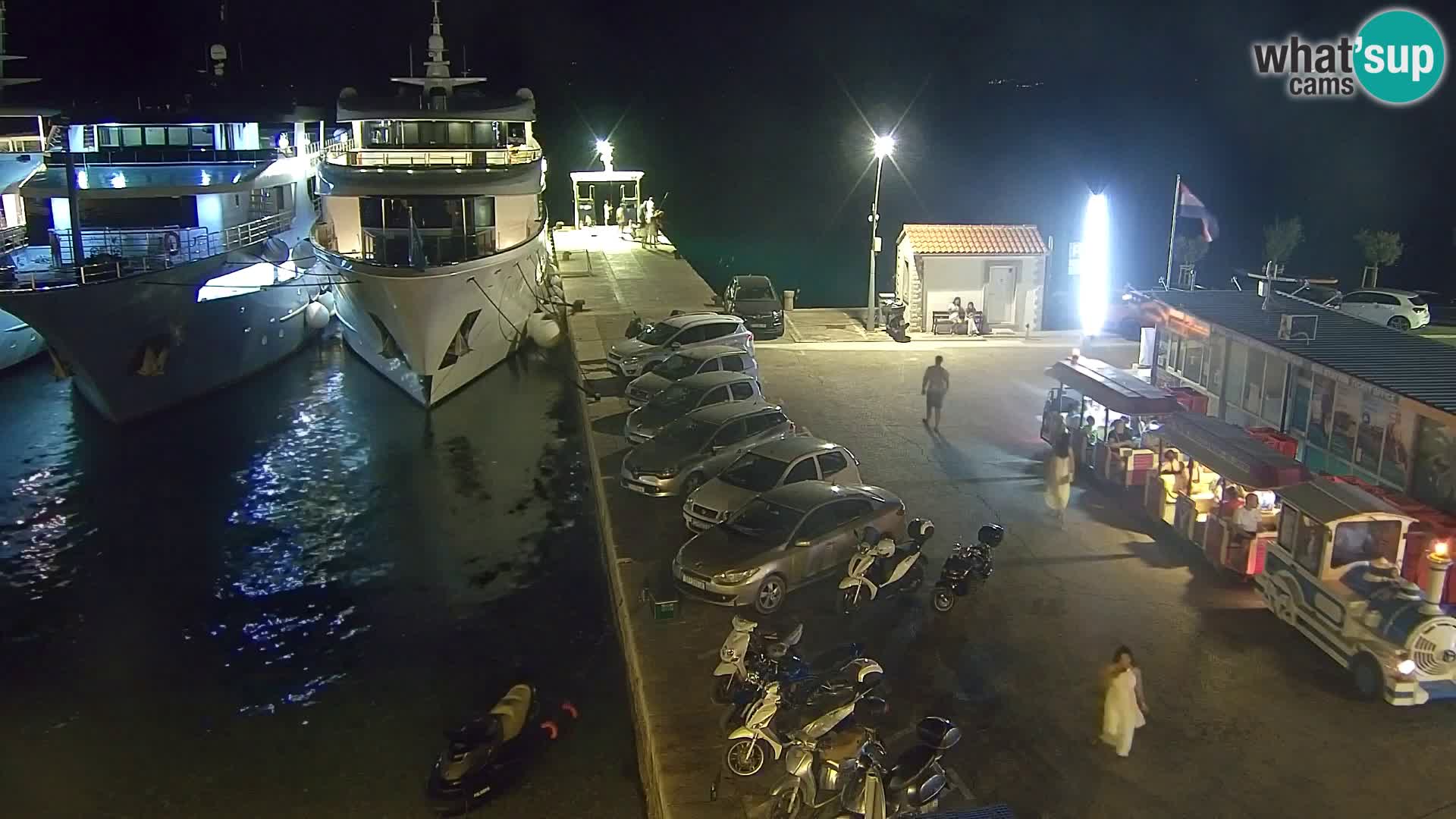 Spletna kamera Bol – Center mesta in marina v živo