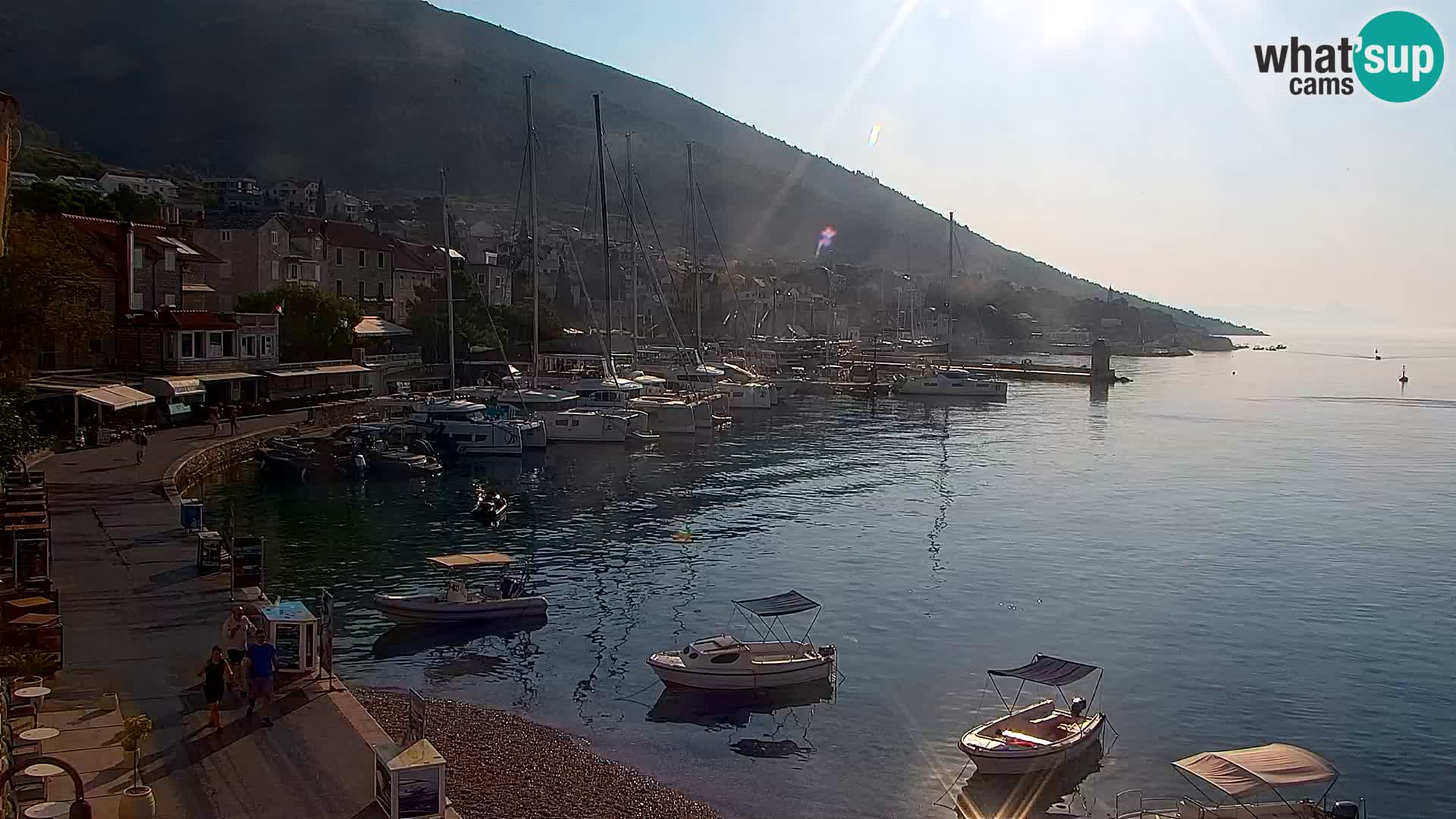 Spletna kamera Bol – Center mesta in marina v živo