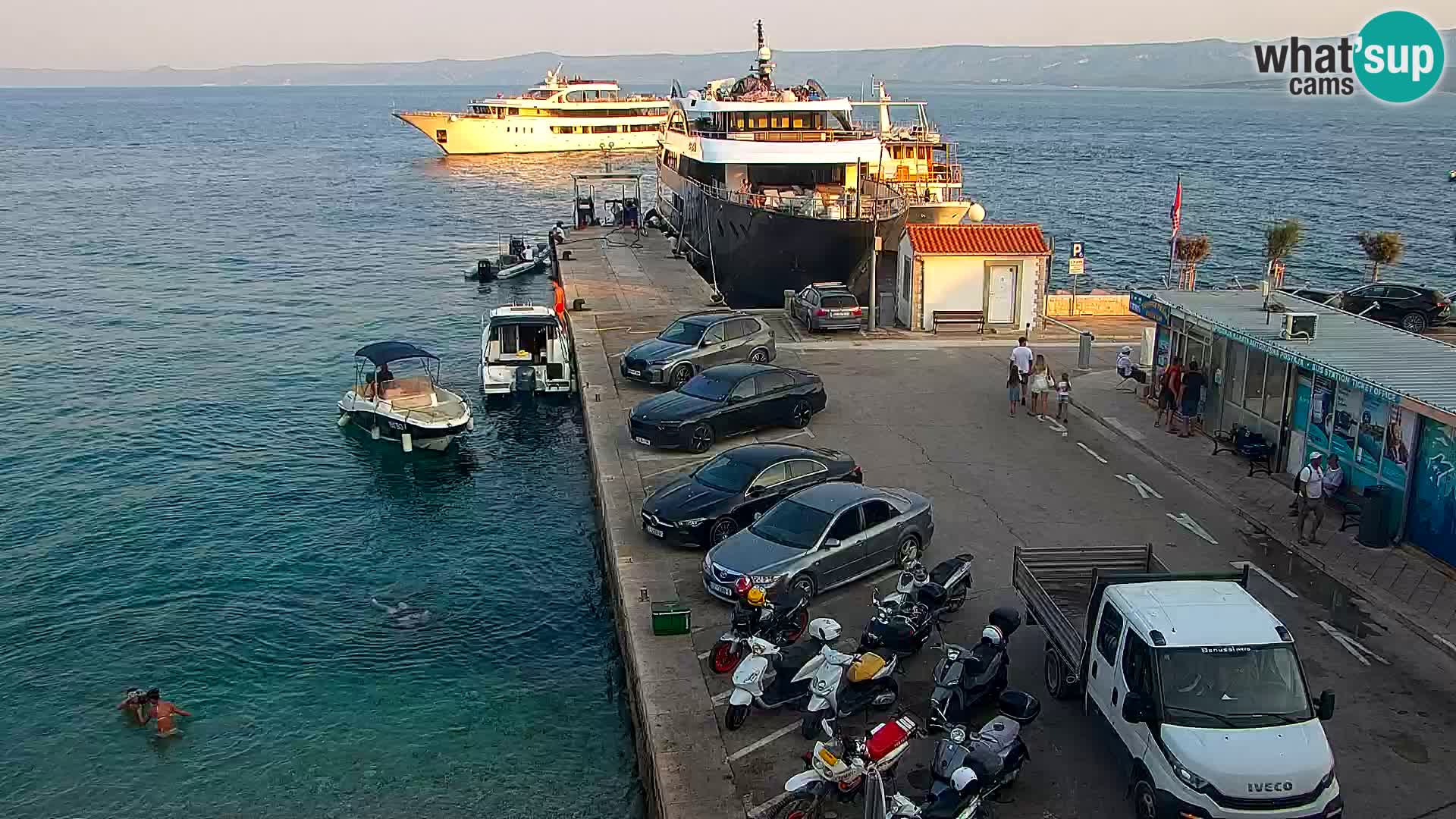 Spletna kamera Bol – Center mesta in marina v živo