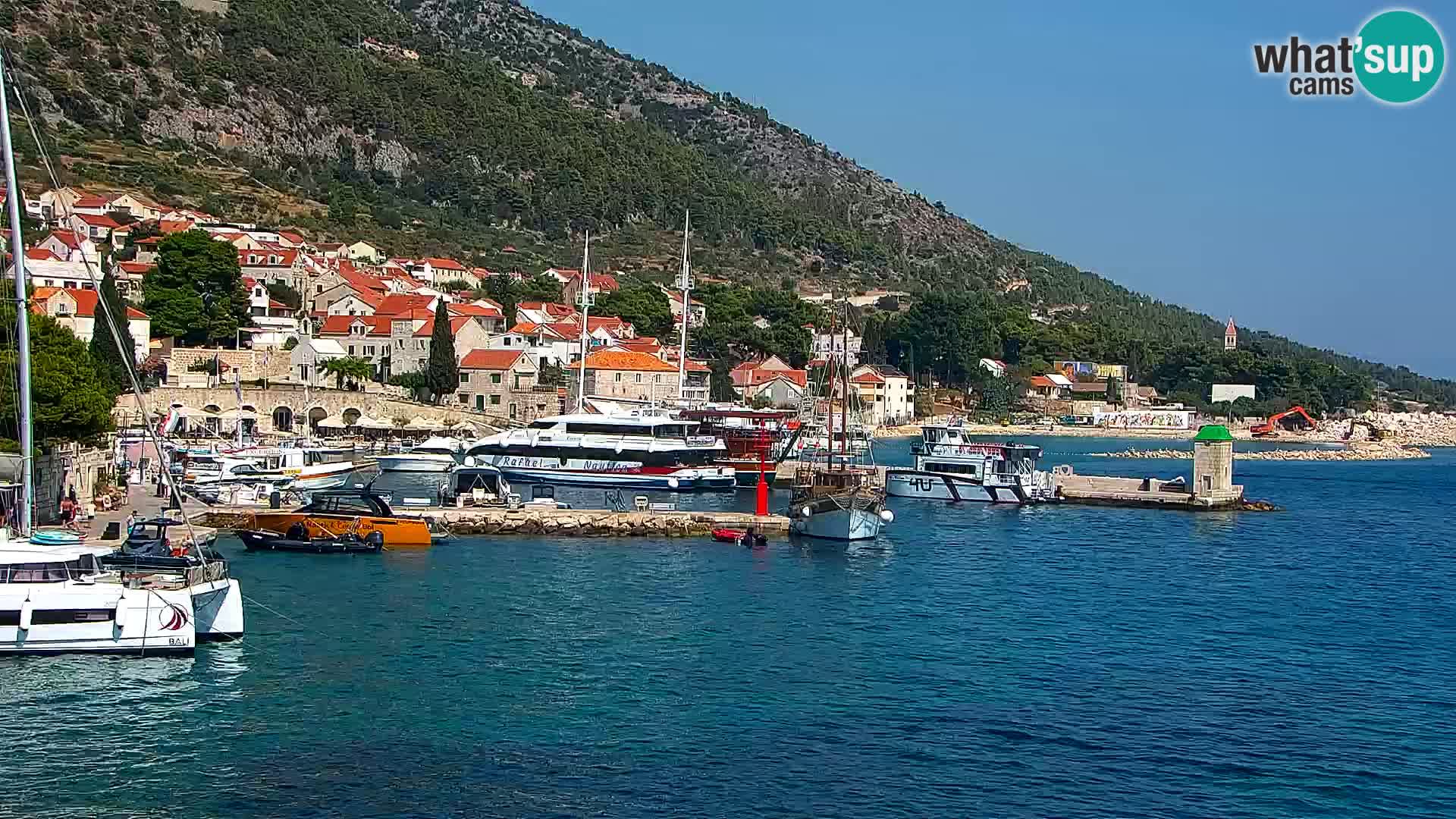 Webcam Bol Centro e Marina – Vista live dal porto di Bol