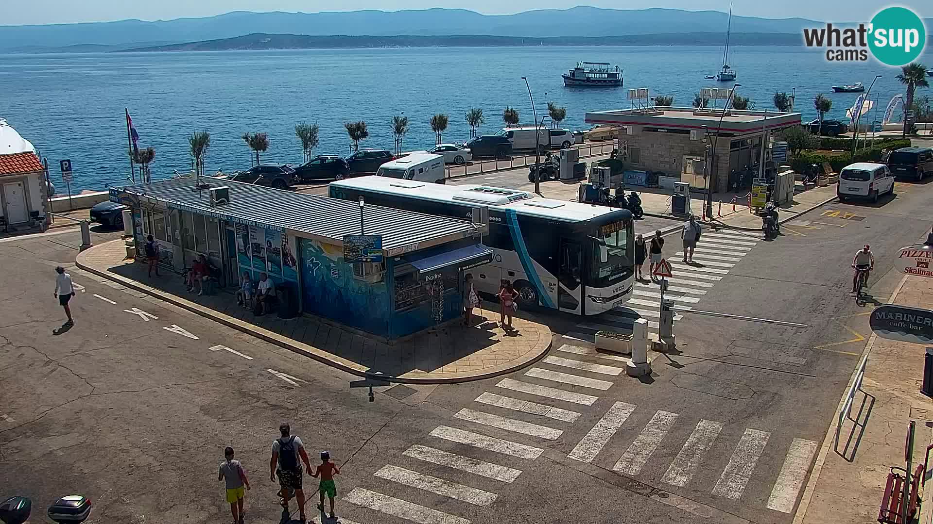 Spletna kamera Bol – Center mesta in marina v živo