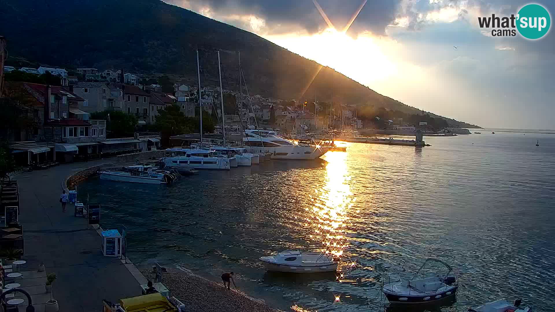 Spletna kamera Bol – Center mesta in marina v živo