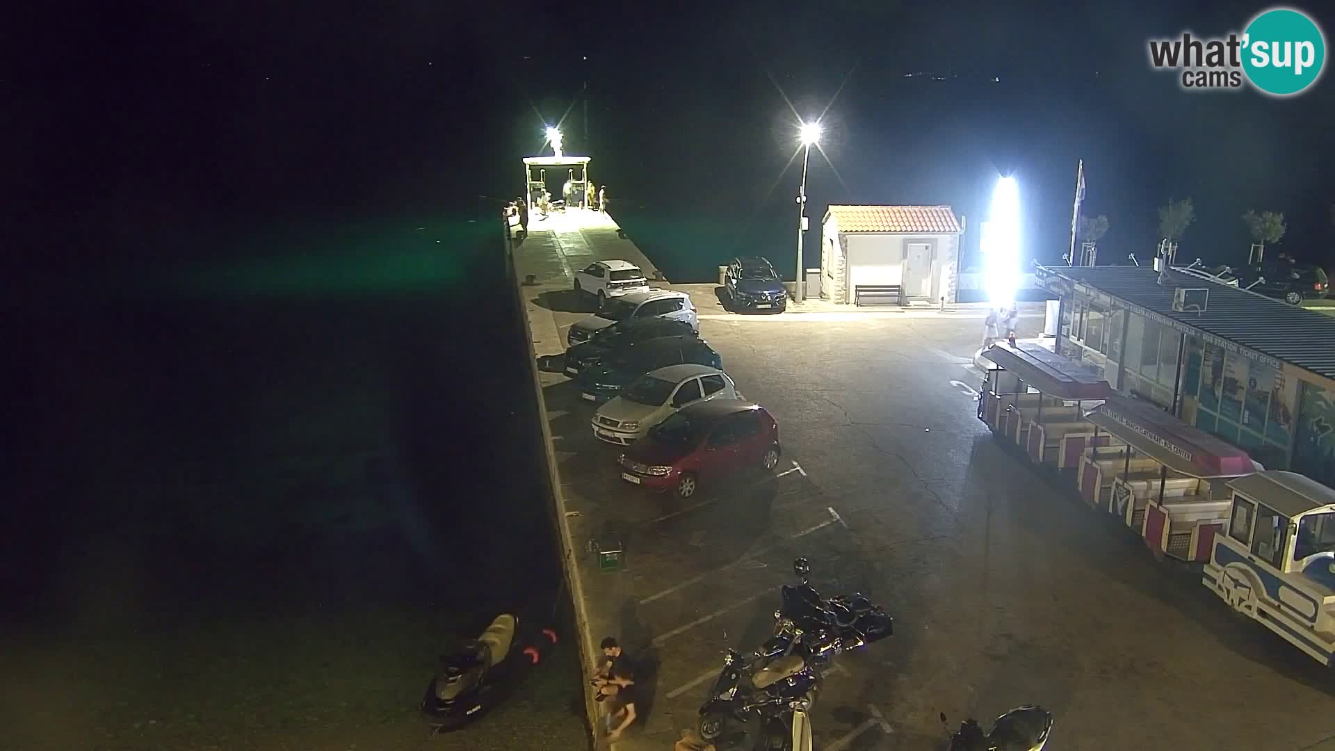 Spletna kamera Bol – Center mesta in marina v živo