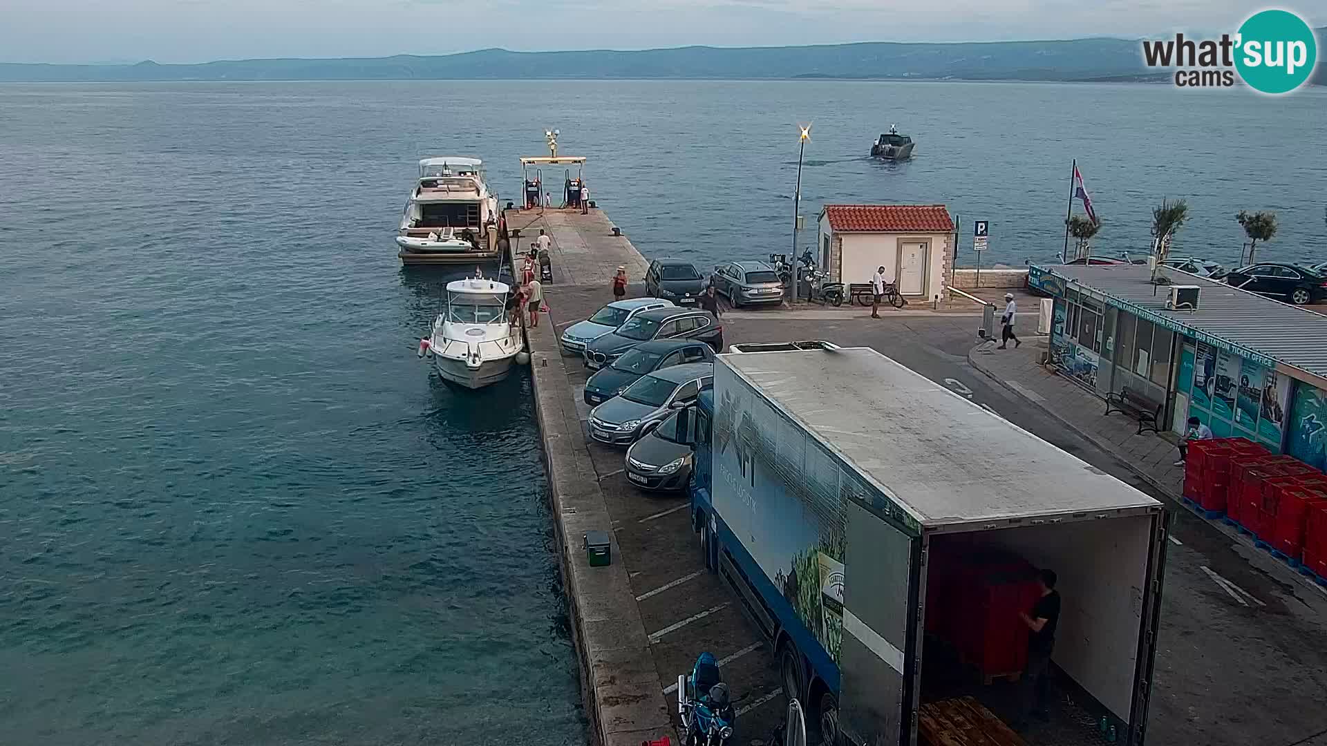 Webcam Bol Centro e Marina – Vista live dal porto di Bol