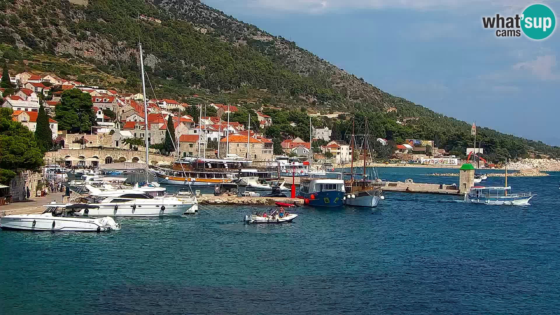 Web kamera Bol – Centar mjesta i marina | Pogled uživo